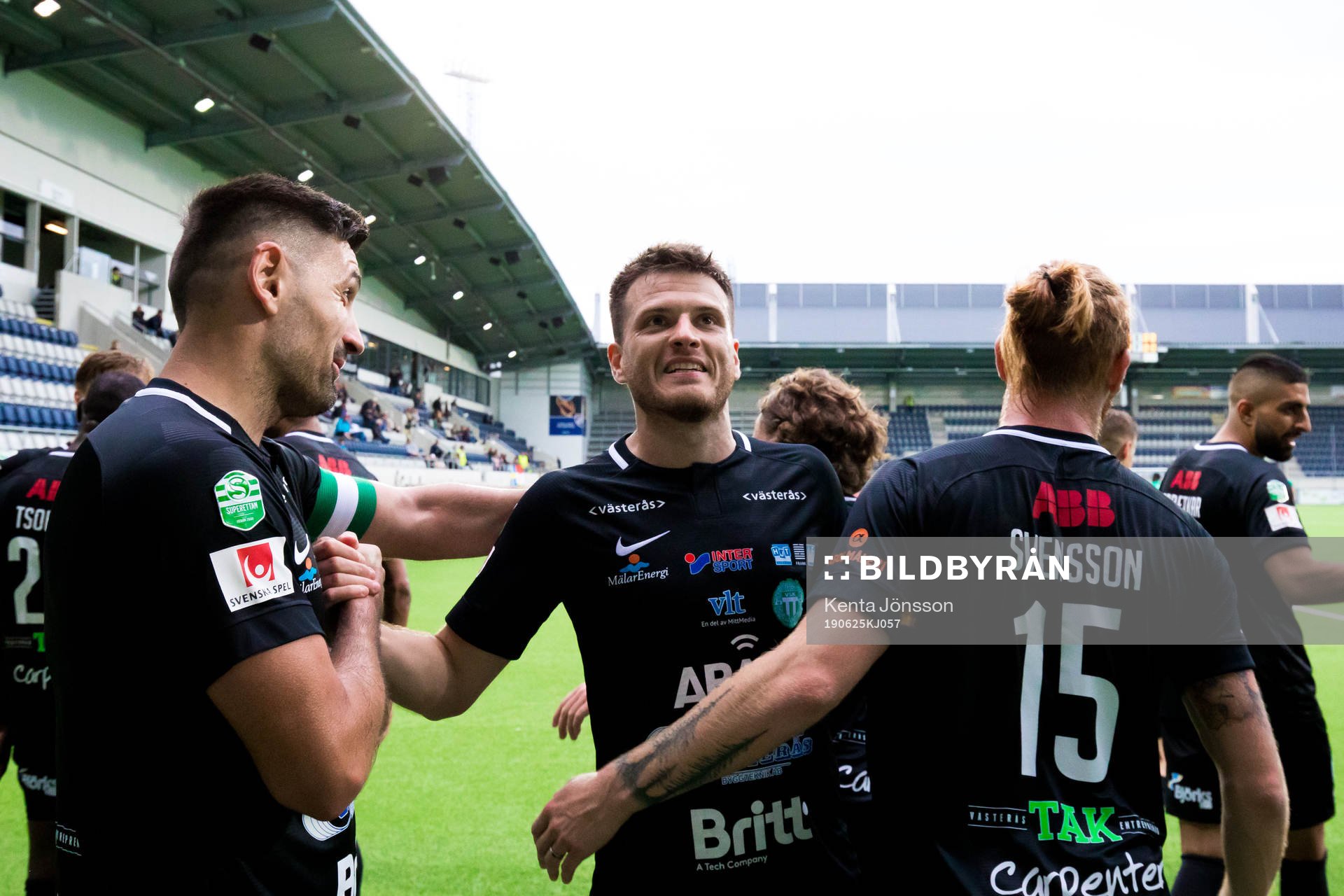 Västerås Boris Lievar (m) jublar med Ilir Belisha (v) och Calle Svensson (h) efter 1-3 på straff under fotbollsmatchen i Superettan mellan Dalkurd och Västerås den 25 juni 2019 i Gävle.