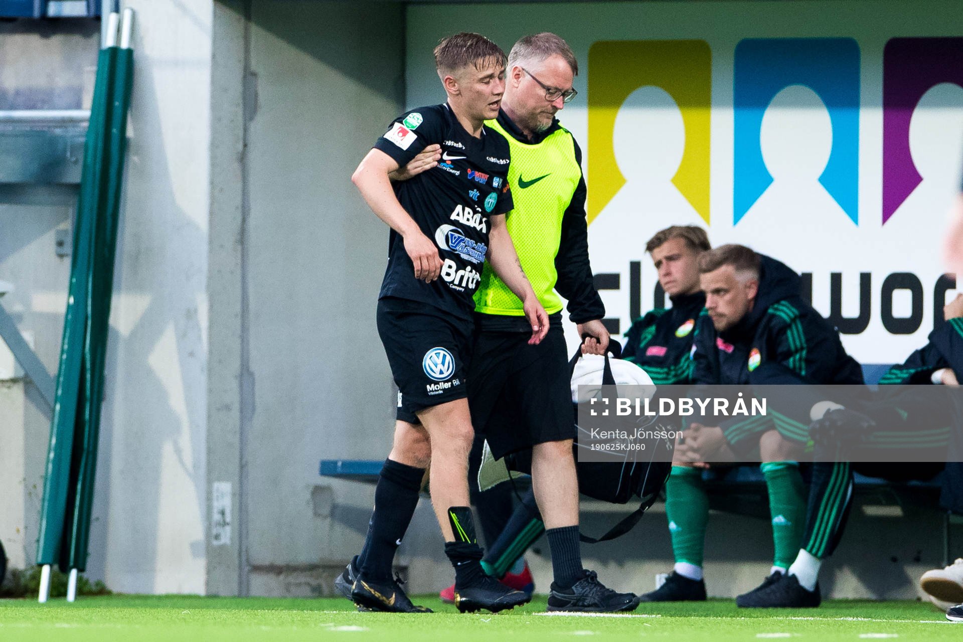 Västerås Dennis Persson  lämnar planen skadad