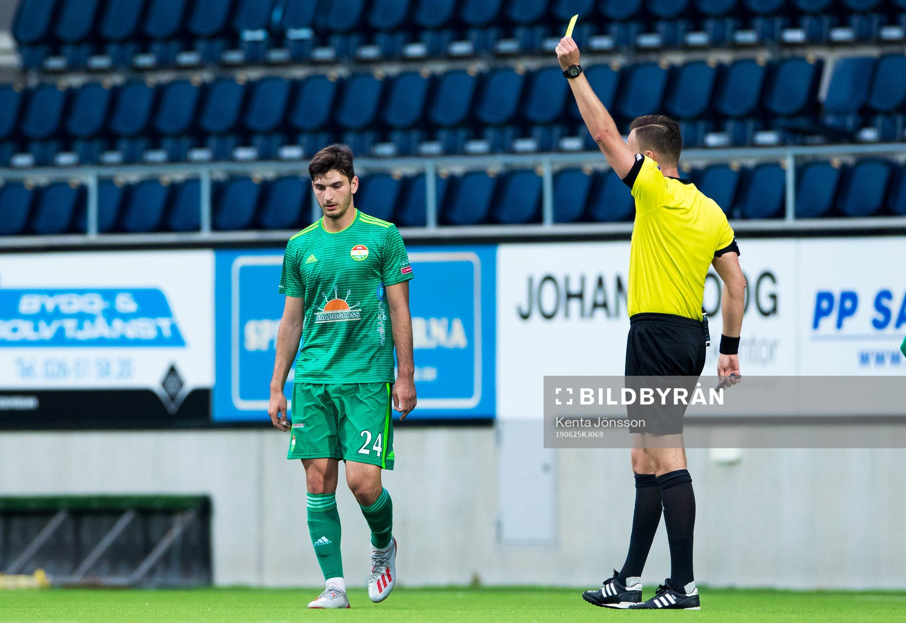 Dalkurds Besard Sabovic får ett gult kort av domare Mirza