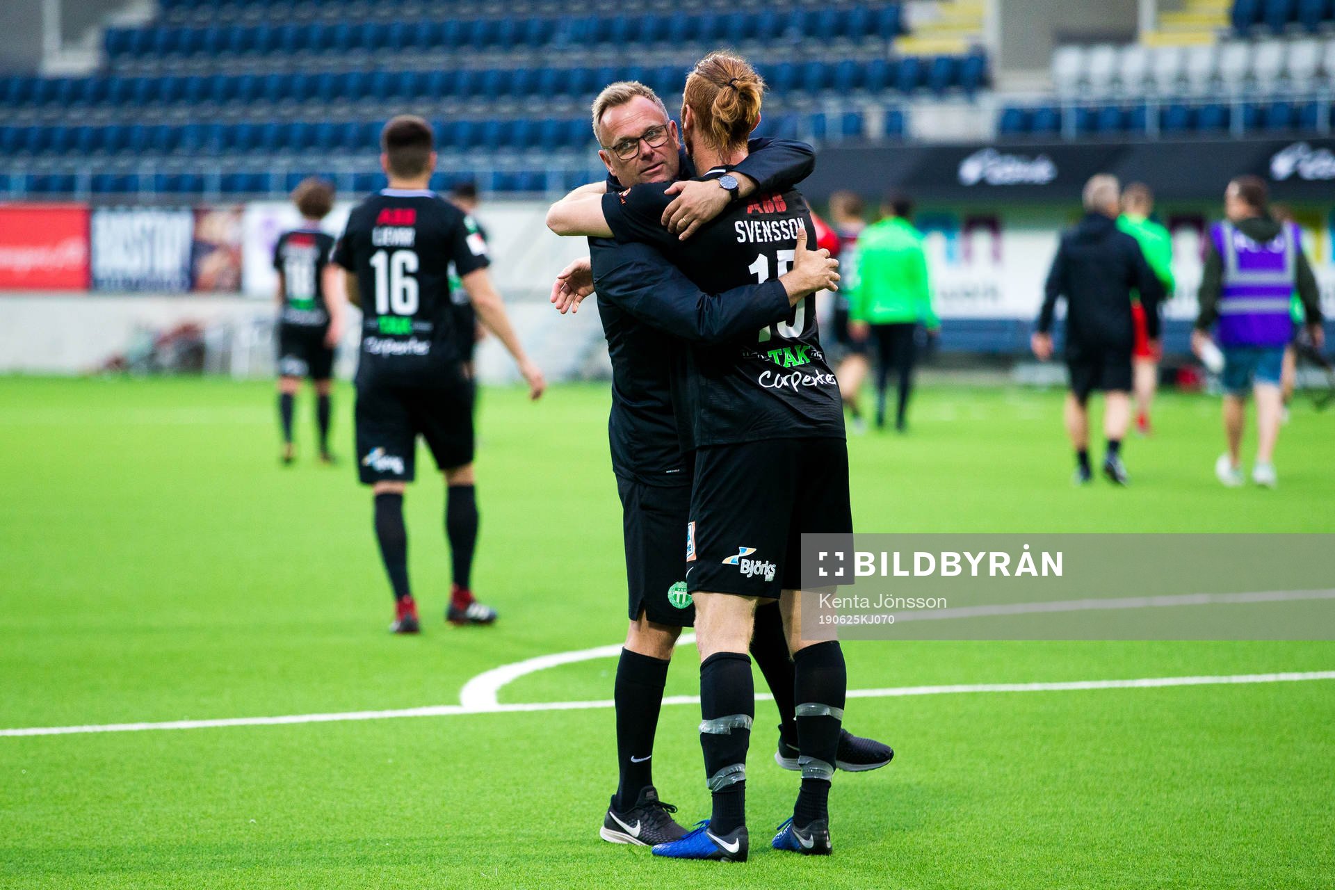 Västerås assisterande tränare Joacim Gunnarsson jublar