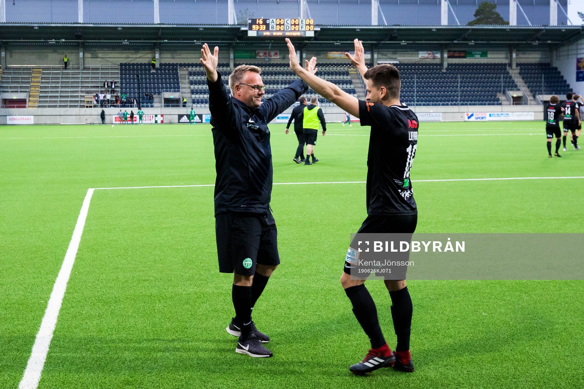 Västerås assisterande tränare Joacim Gunnarsson jublar