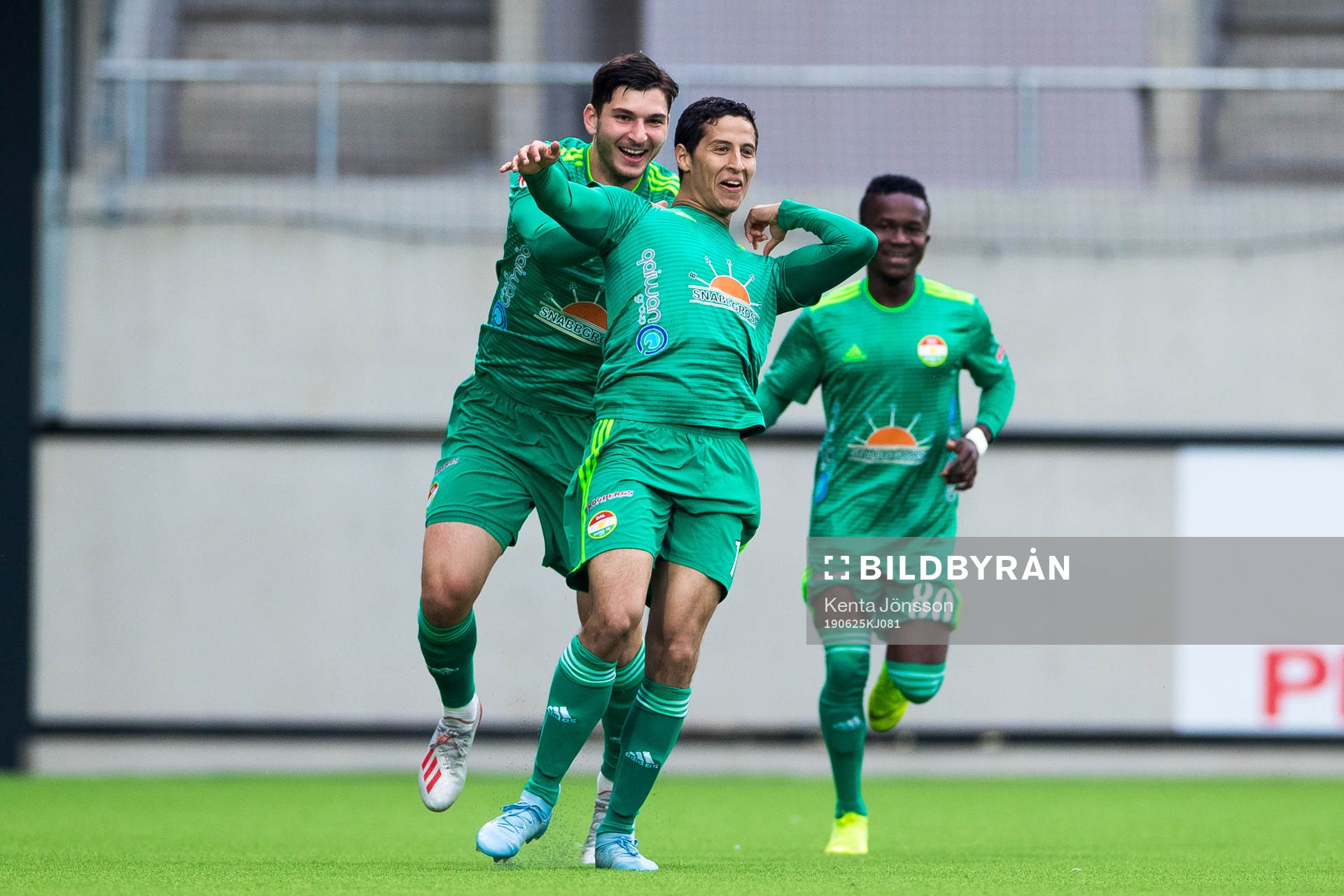 Dalkurds Ahmad Awad jublar med Besard Sabovic (v)