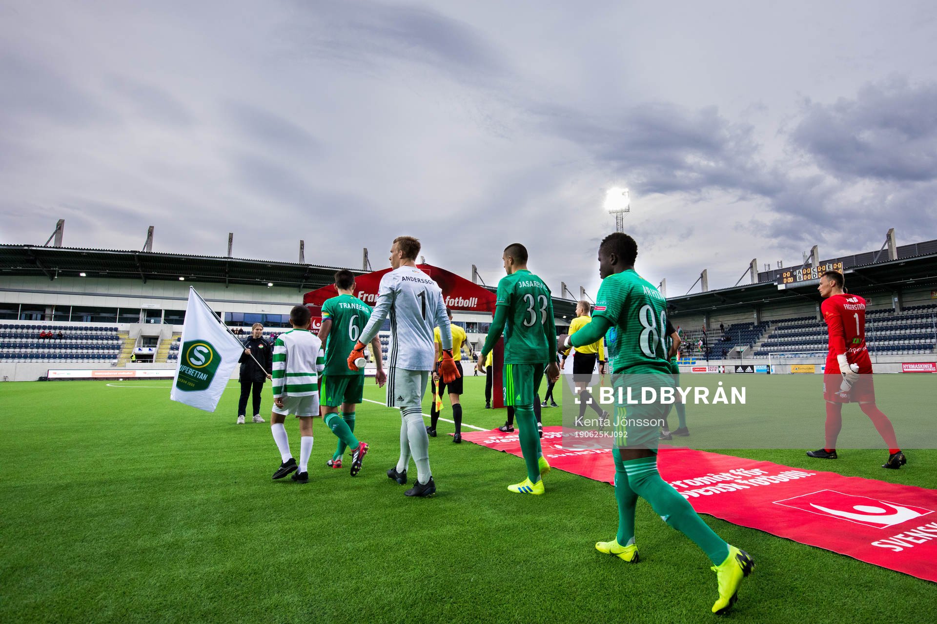 Dalkurds och Västerås spelare gör entré på Gavlevallen