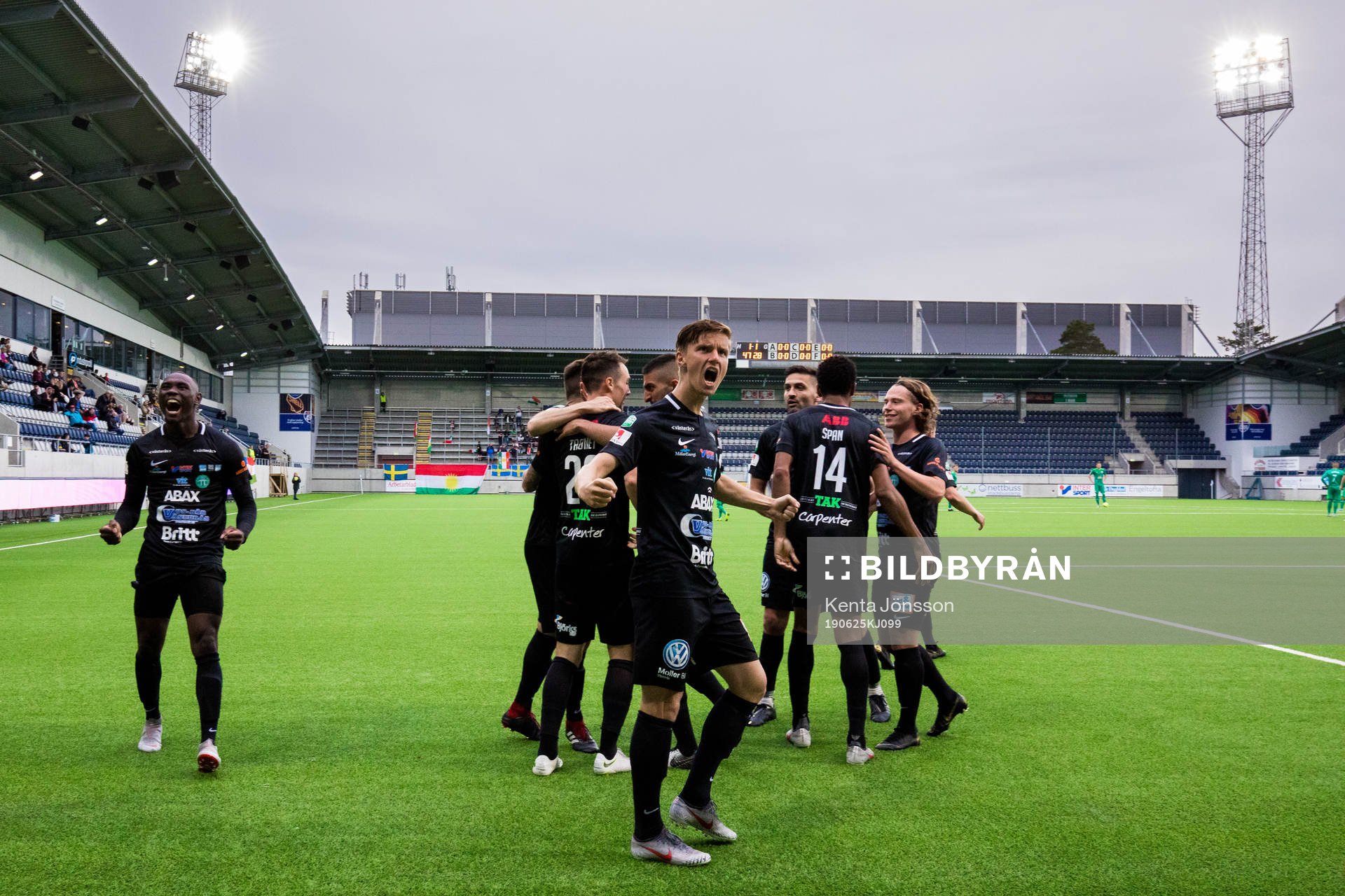 Västerås Västerås Samuel Holm (m) jublar med lagkamrater