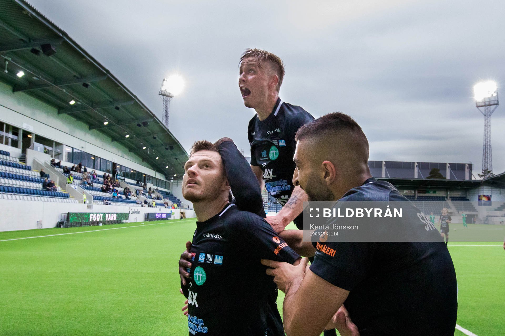 Västerås Boris Lievar (v) jublar med Dennis Persson (m) och Sean Sabelkar (h) efter 1-3 på straff under fotbollsmatchen i Superettan mellan Dalkurd och Västerås den 25 juni 2019 i Gävle.