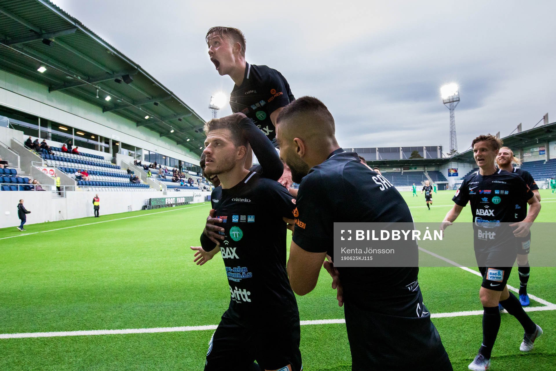 Västerås Boris Lievar (v) jublar med Dennis Persson (m)
