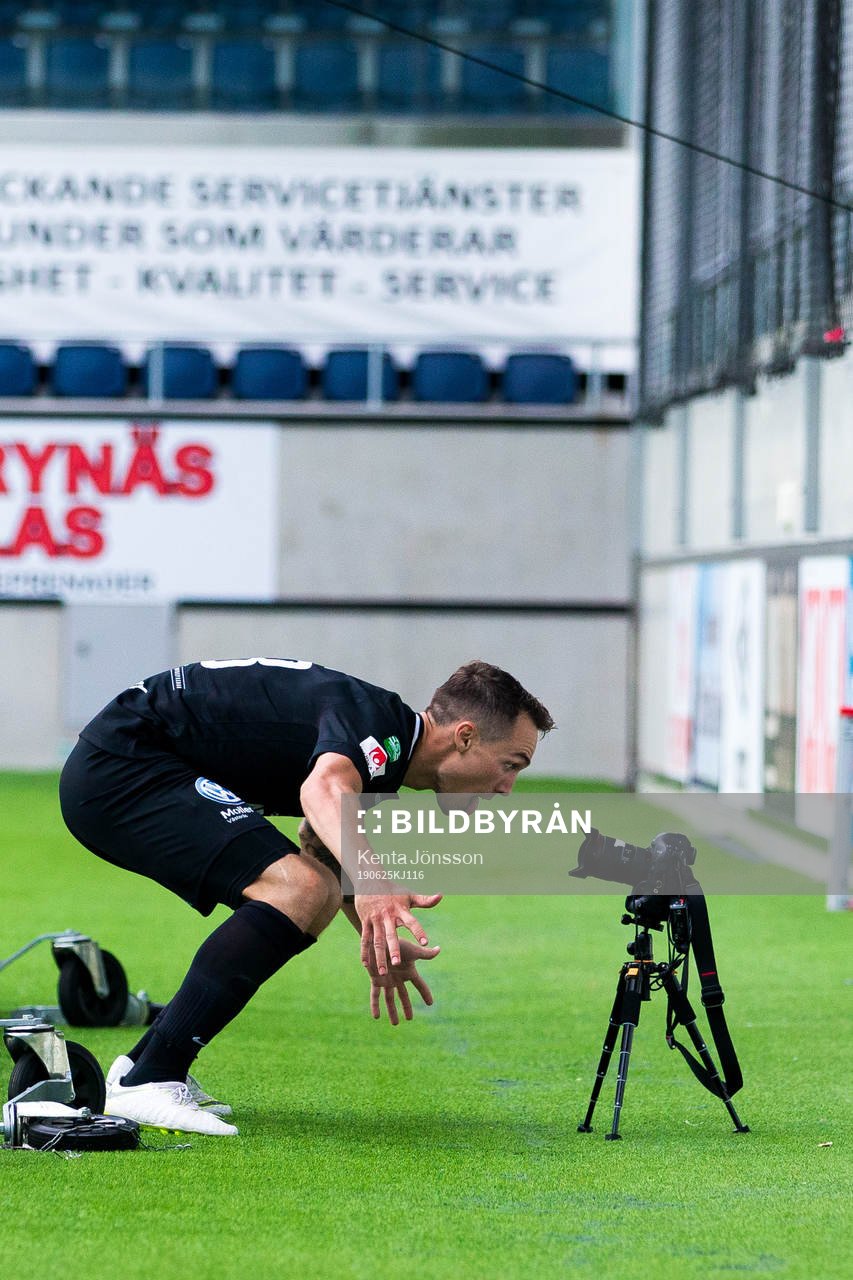 Västerås Filip Tronet jublar mot en målkamera