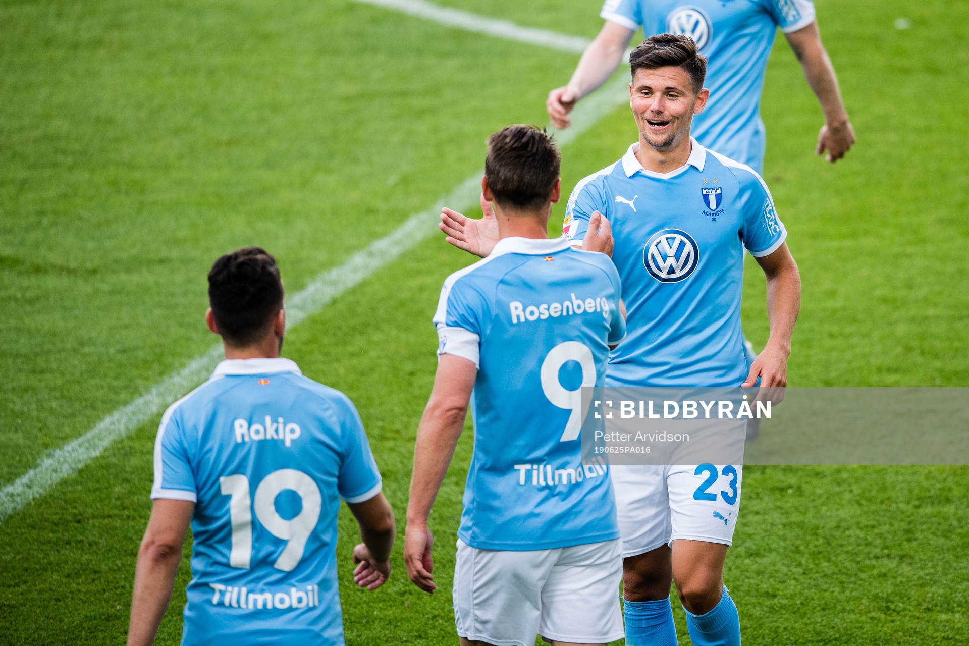 Malmö FFs Marcus Antonsson jublar tillsammans med Markus Rosenberg efter 1-1 under träningsmatchen i fotboll mellan Malmö FF och Gorica den 25 juni 2019 i Malmö.