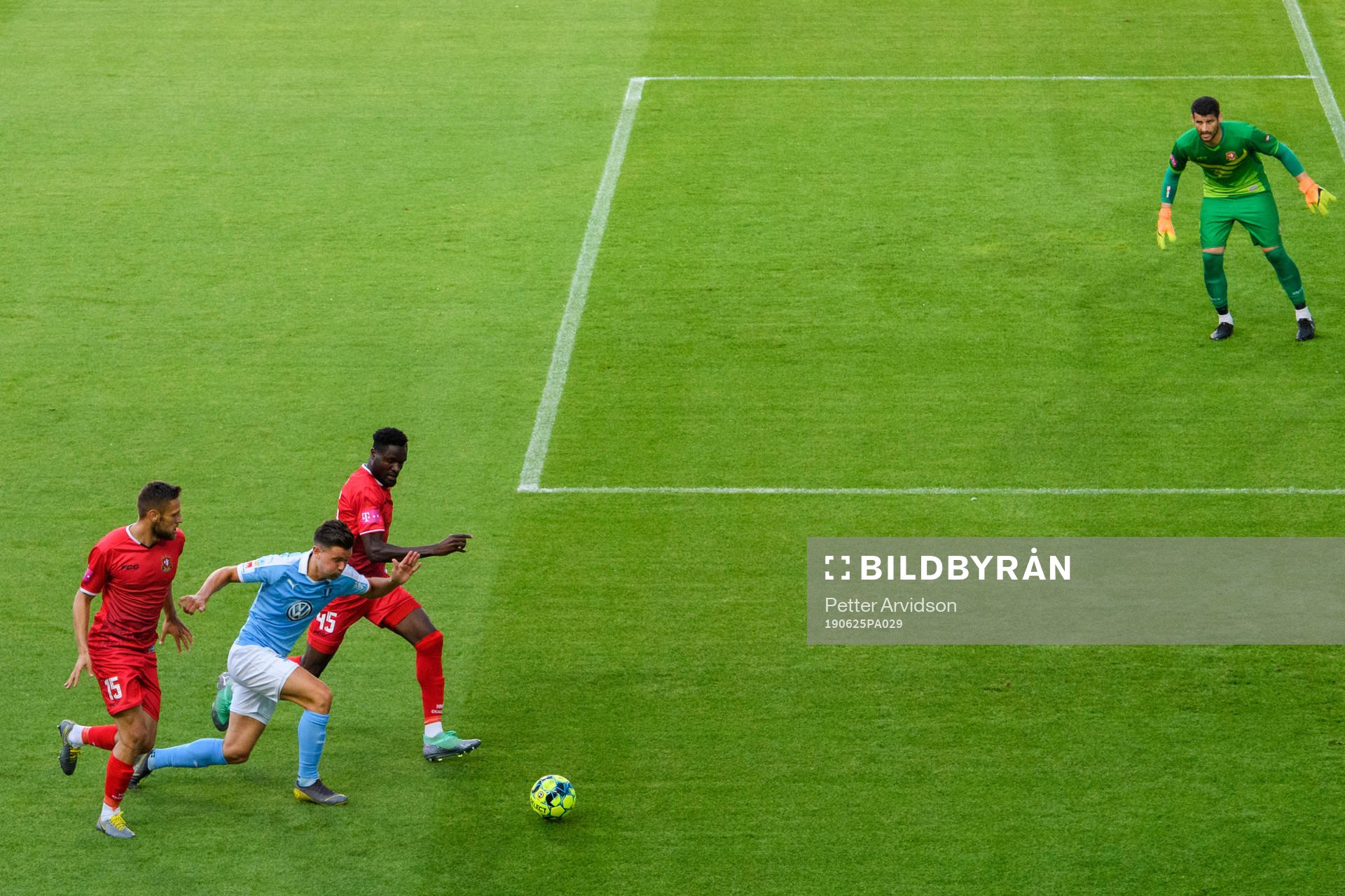 Malmö FFs Marcus Antonsson avancerar mot Goricas målvakt