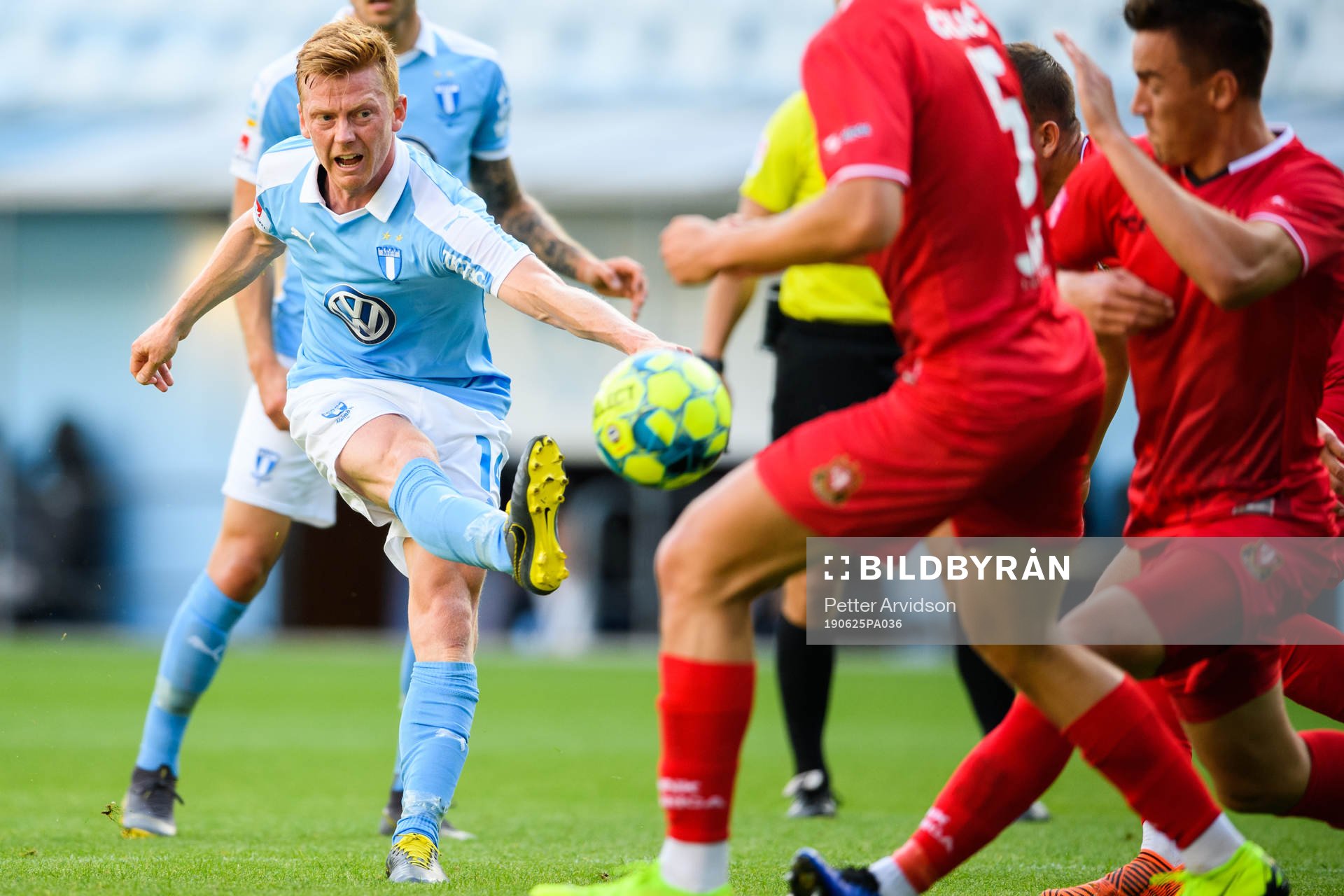 Malmö FFs Anders Christiansen testar skott