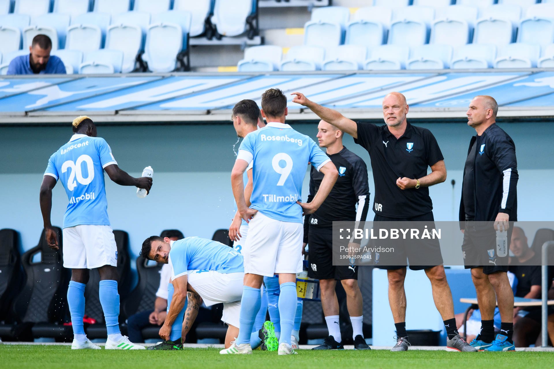 Malmö FFs tränare Uwe Rösler pratar med Markus Rosenberg under träningsmatchen i fotboll mellan Malmö FF och Gorica den 25 juni 2019 i Malmö.