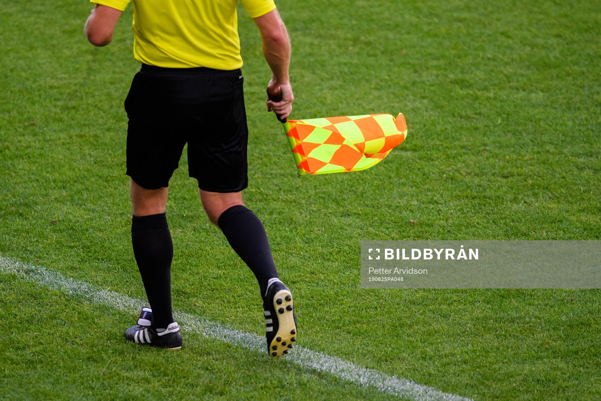 Generell bild av en linjedomare med offside flagga