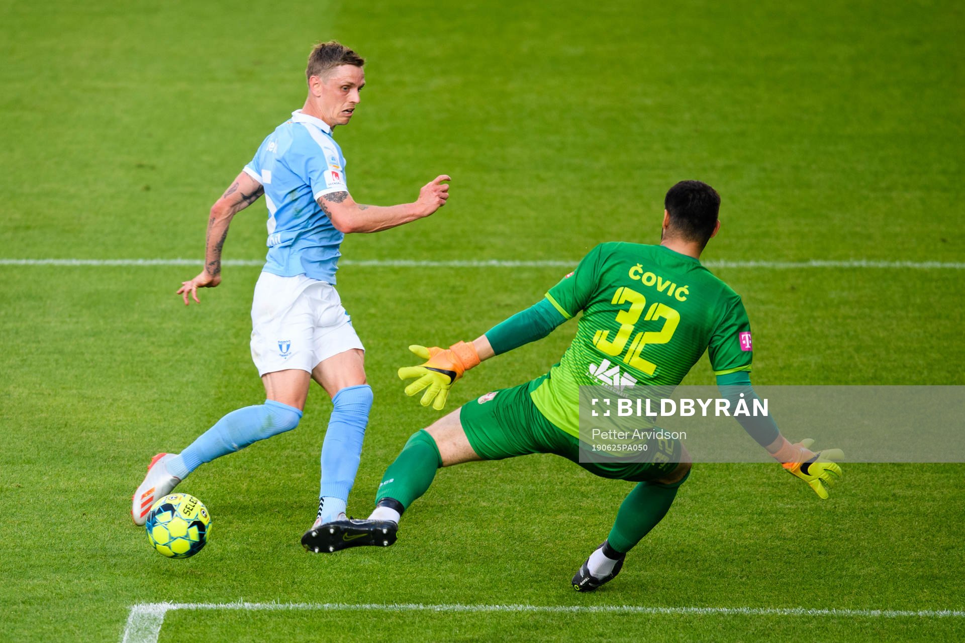 Malmö FFs Sören Rieks mot Goricas målvakt Ivan Covic