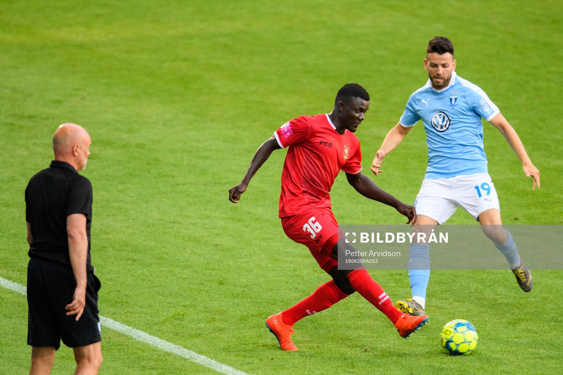 Goricas Jacques Haman och Malmö FFs Erdal Rakip framför