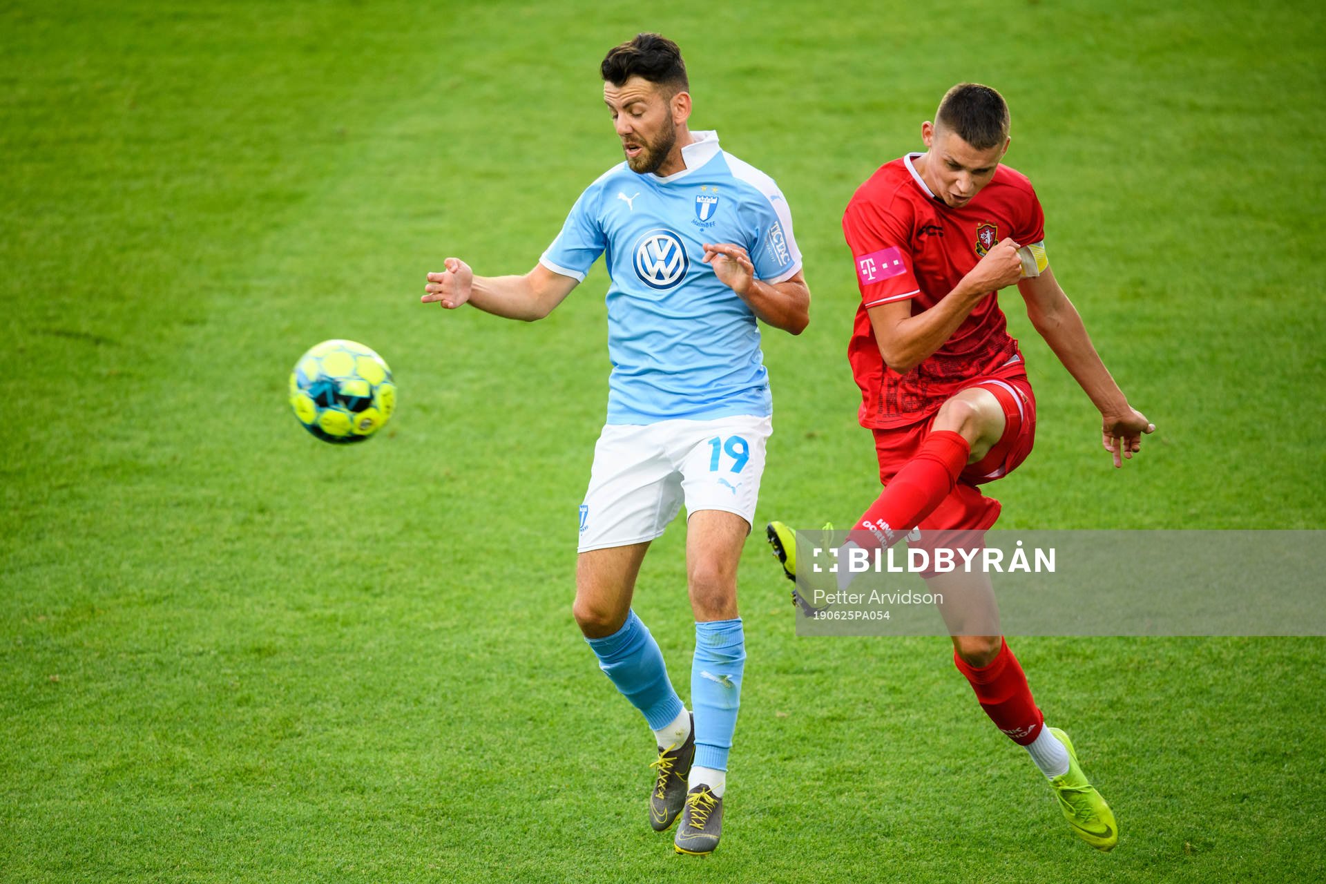 Malmö FFs Erdal Rakip och Goricas Kresimir Krizmanic under träningsmatchen i fotboll mellan Malmö FF och Gorica den 25 juni 2019 i Malmö.