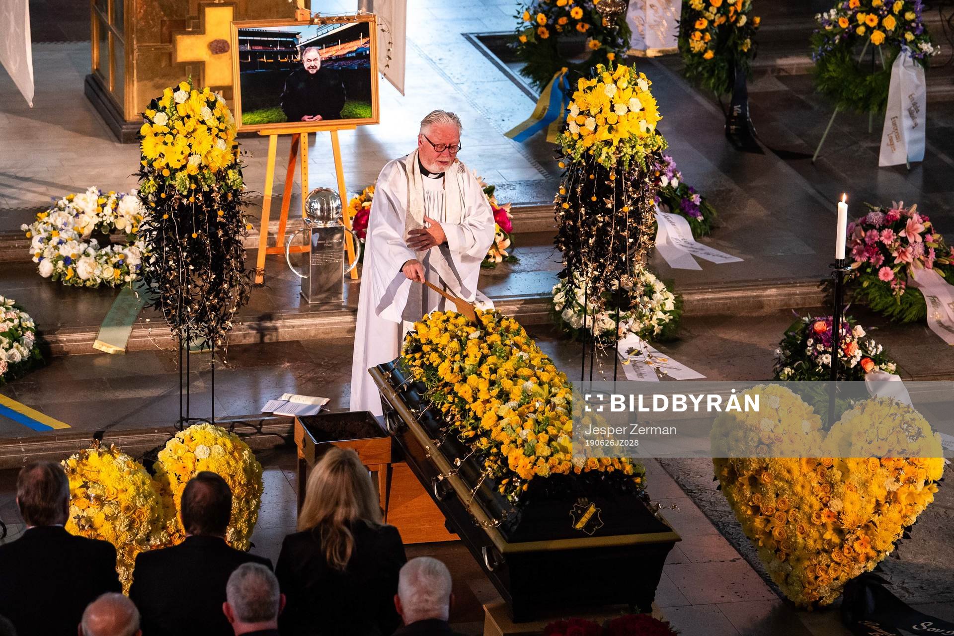 General view of the ceremony with preist Olle Carlsson