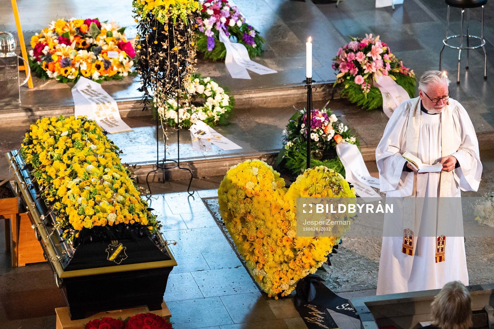 General view of the ceremony with preist Olle Carlsson