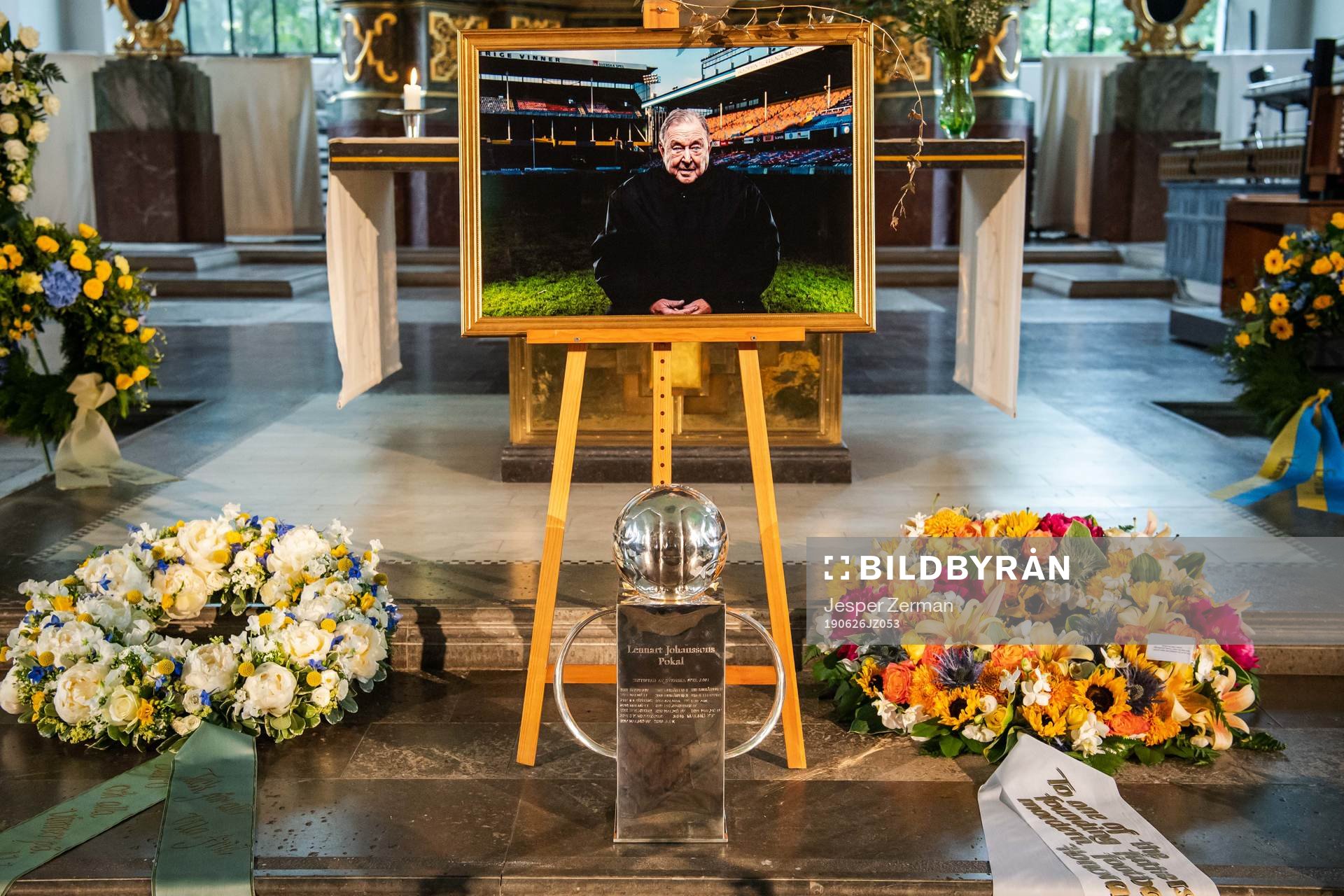 Picture and Trophy of Lennart Johansson