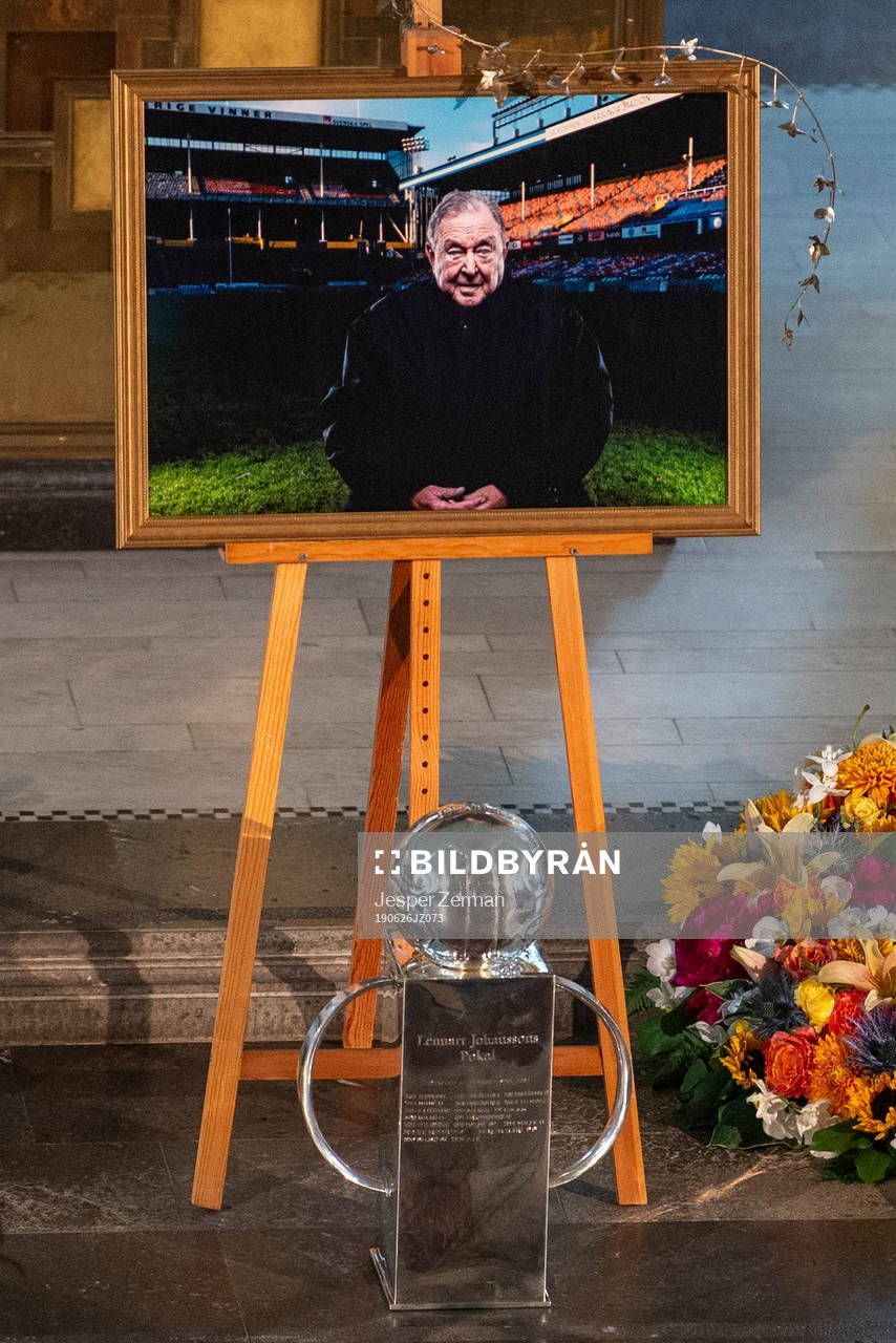Picture and Trophy of Lennart Johansson