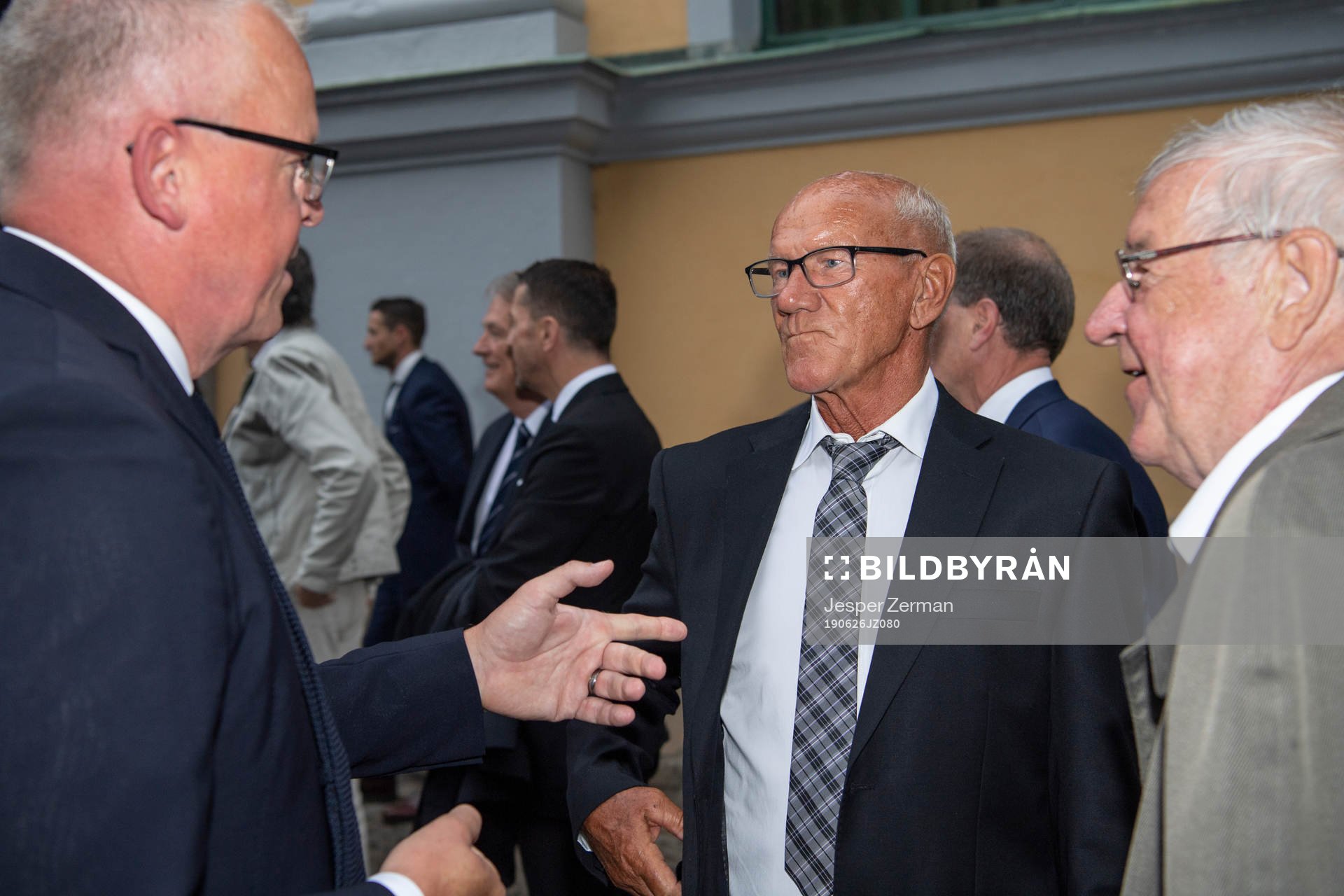 Former swedish head coach Tommy Svensson speaks to current