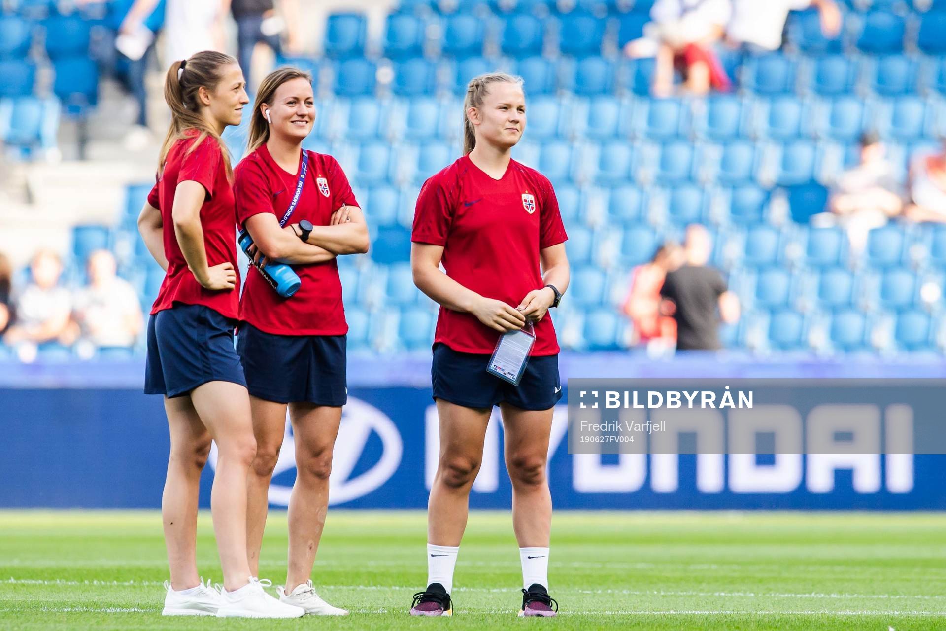 Goalkeeper Cecilie Hauståker Fiskerstrand, Kristine Minde