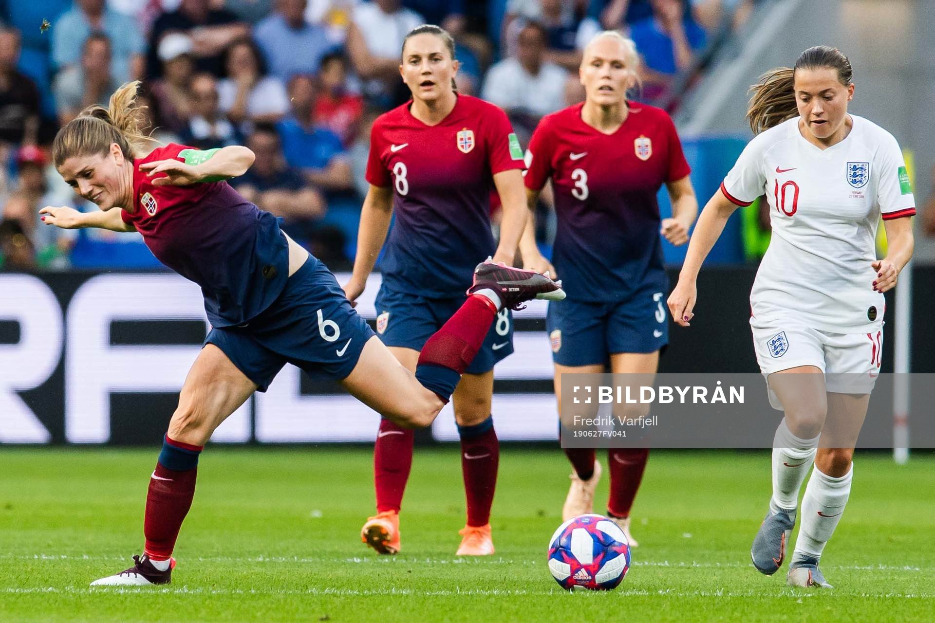 Maren Nævdal Mjelde and Fran Kirby of England
