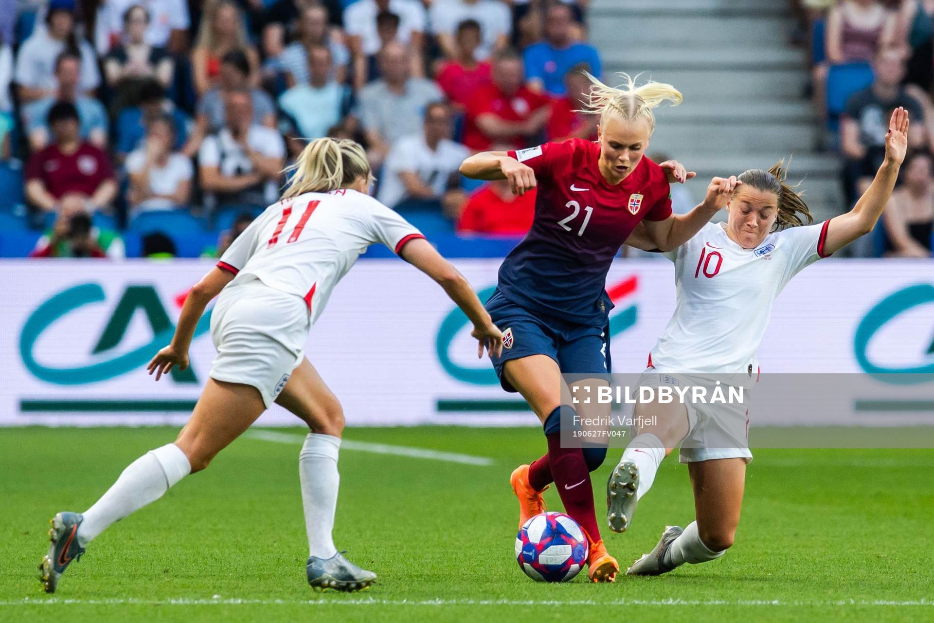Toni Duggan and Fran Kirby of England against Karina Sævik