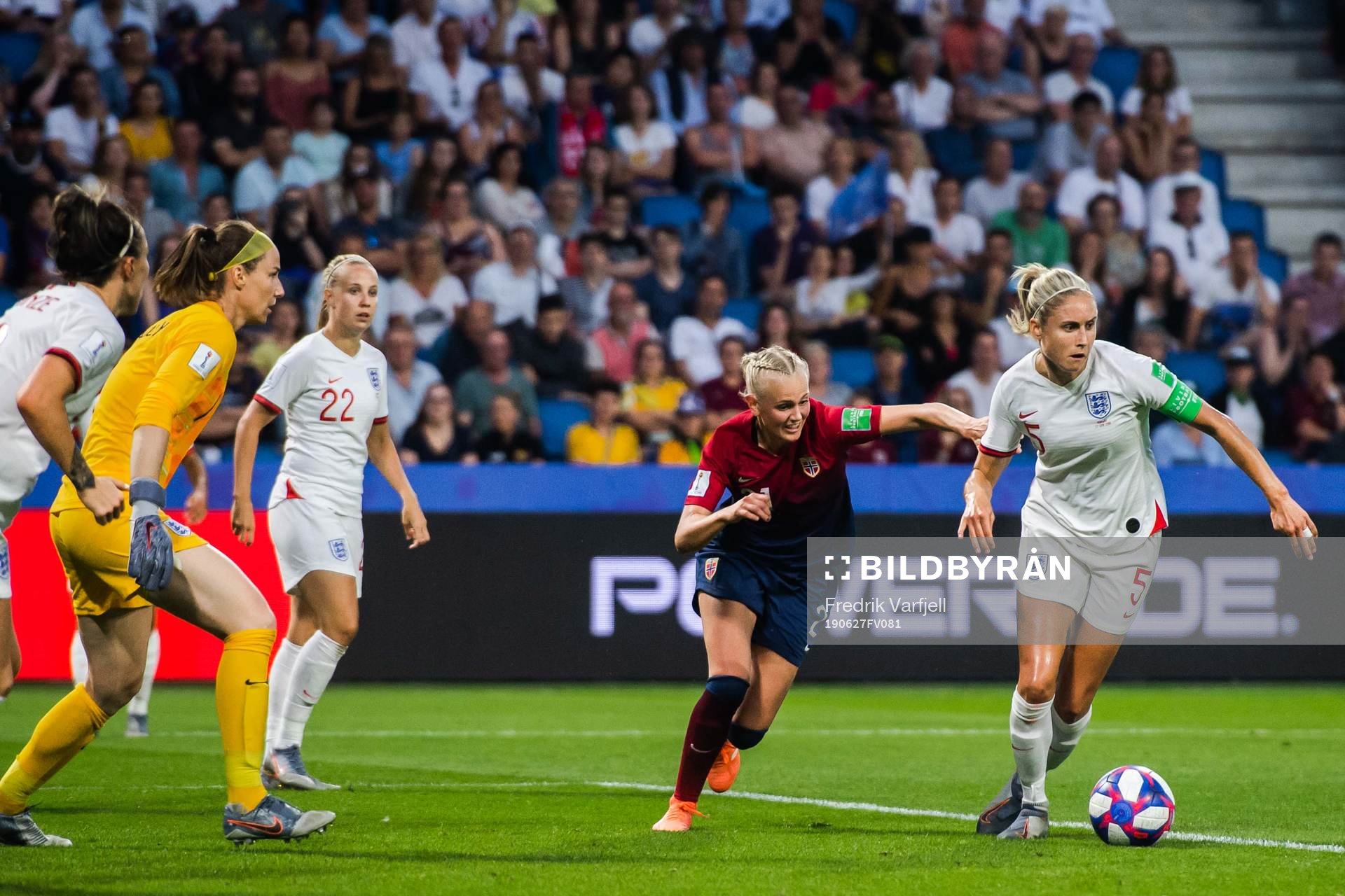 Karina Sævik of Norway and Steph Houghton of England