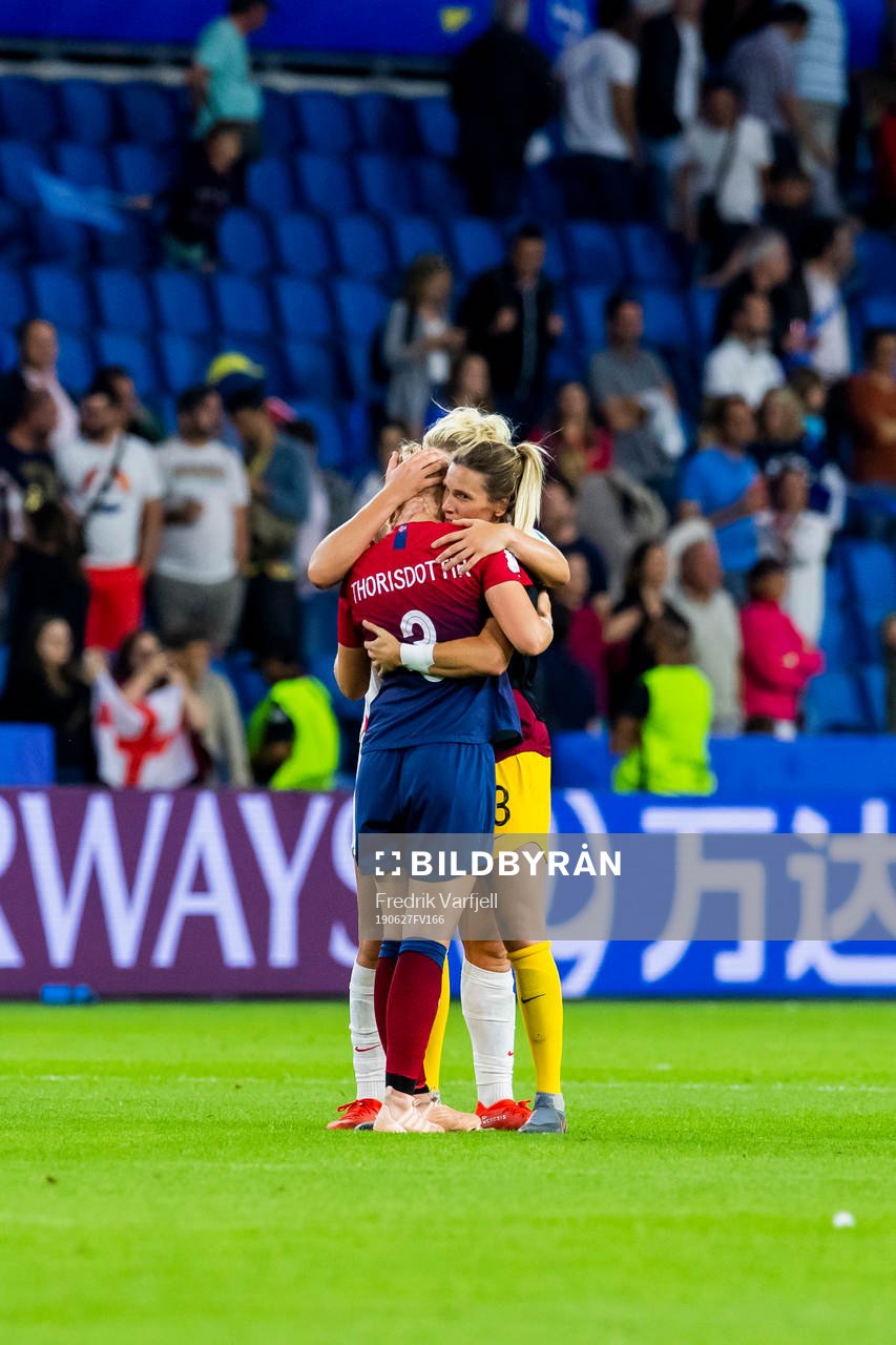 Millie Bright and goalkeeper Carly Telford of England