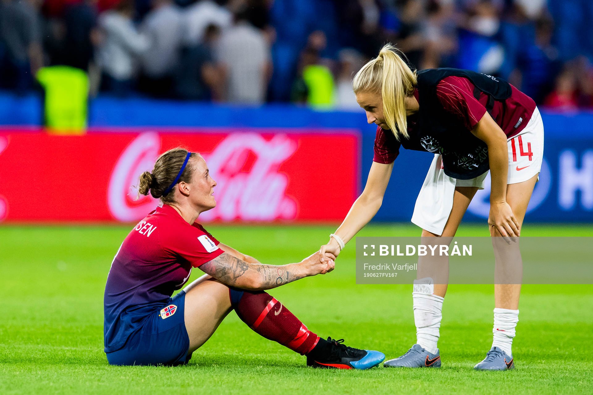 Isabell Lehn Herlovsen of Norway and Leah Williamson of