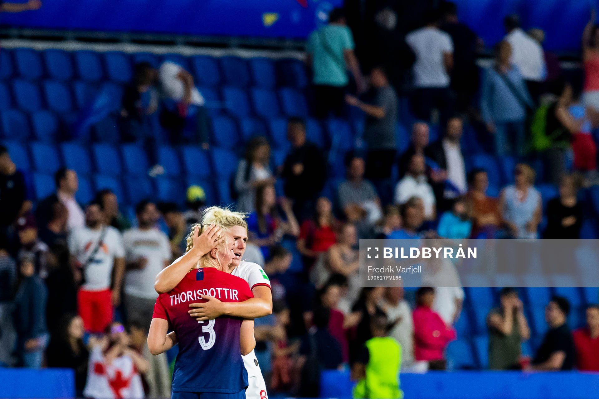 Millie Bright of England embrace Maria Thorisdottir of