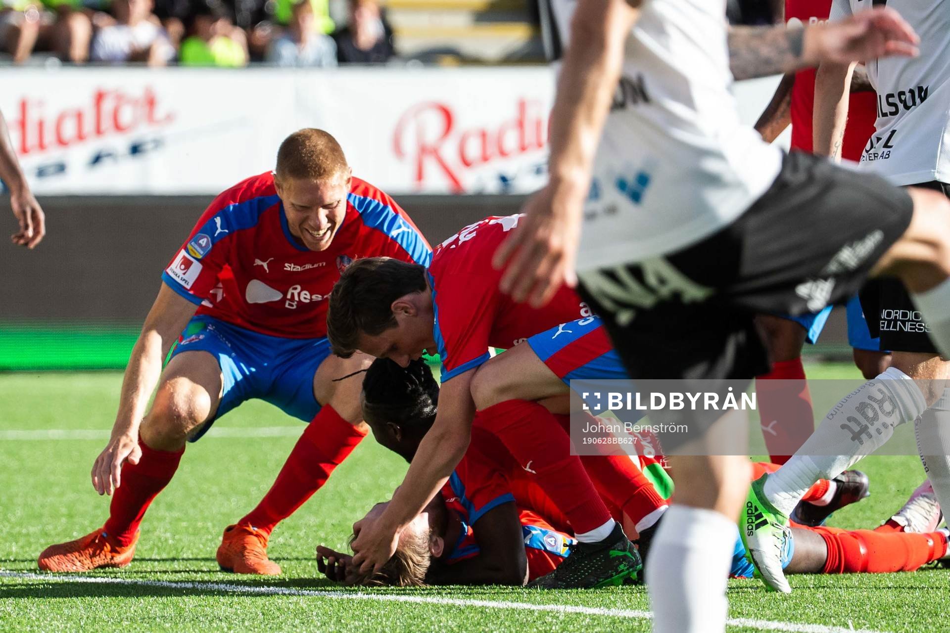 Helsingborgs Rasmus Jönsson jublar med lagkamrater