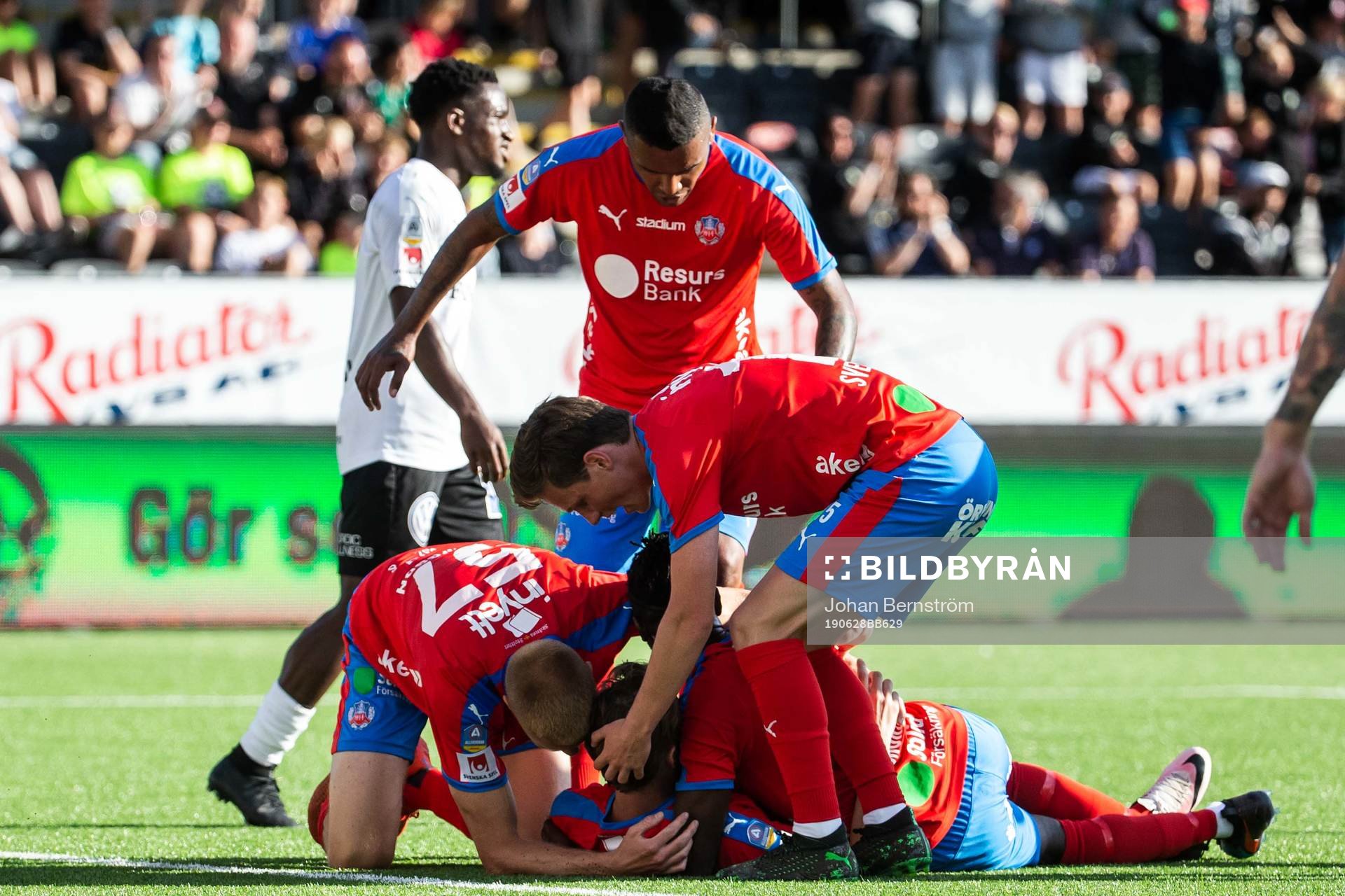 Helsingborgs Rasmus Jönsson jublar med lagkamrater efter 0-1 under fotbollsmatchen i Allsvenskan mellan Örebro och Helsingborg den 28 juni 2019 i Örebro.