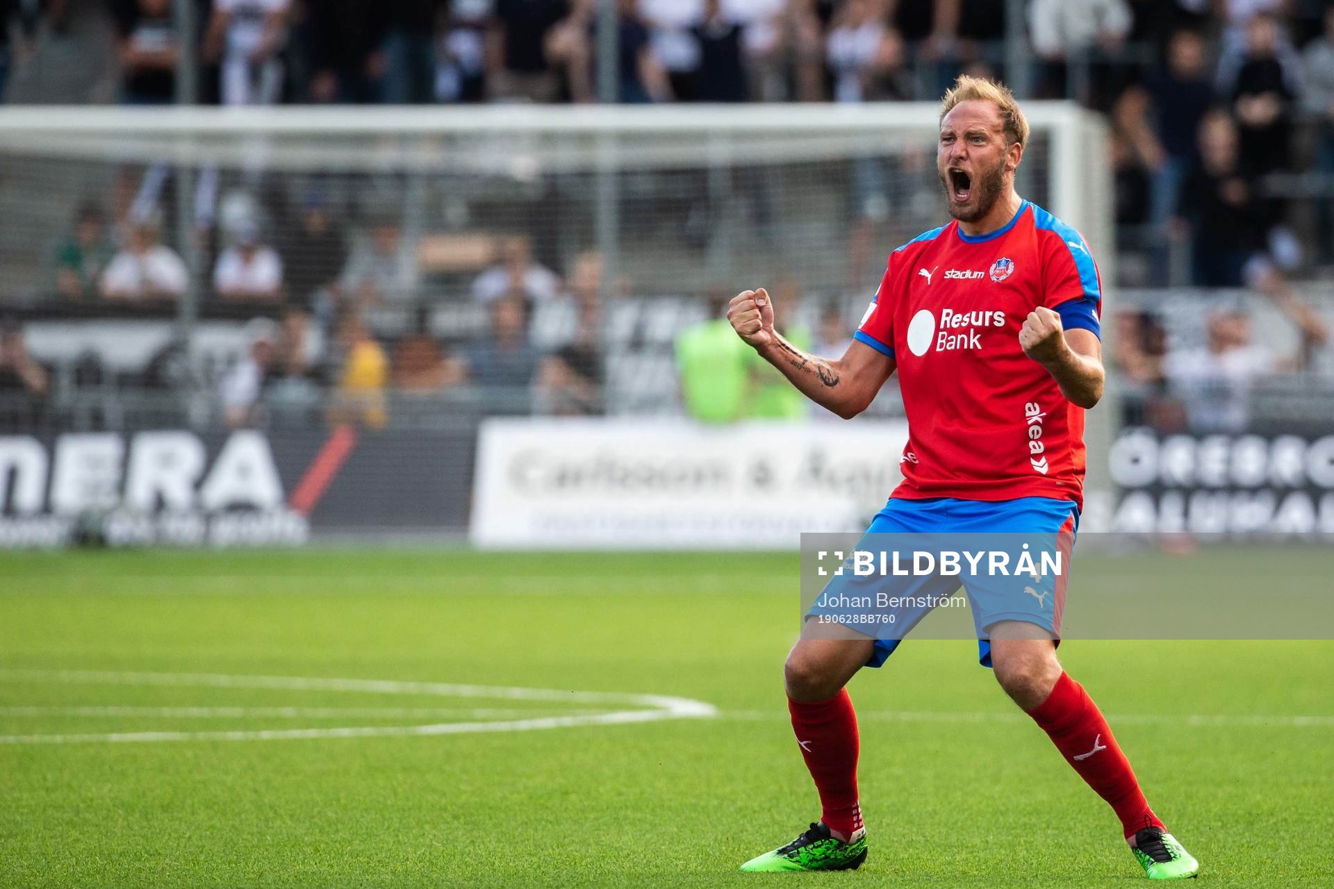  Helsingborgs Andreas Granqvist jublar efter fotbollsmatchen i Allsvenskan mellan Örebro och Helsingborg den 28 juni 2019 i Örebro.