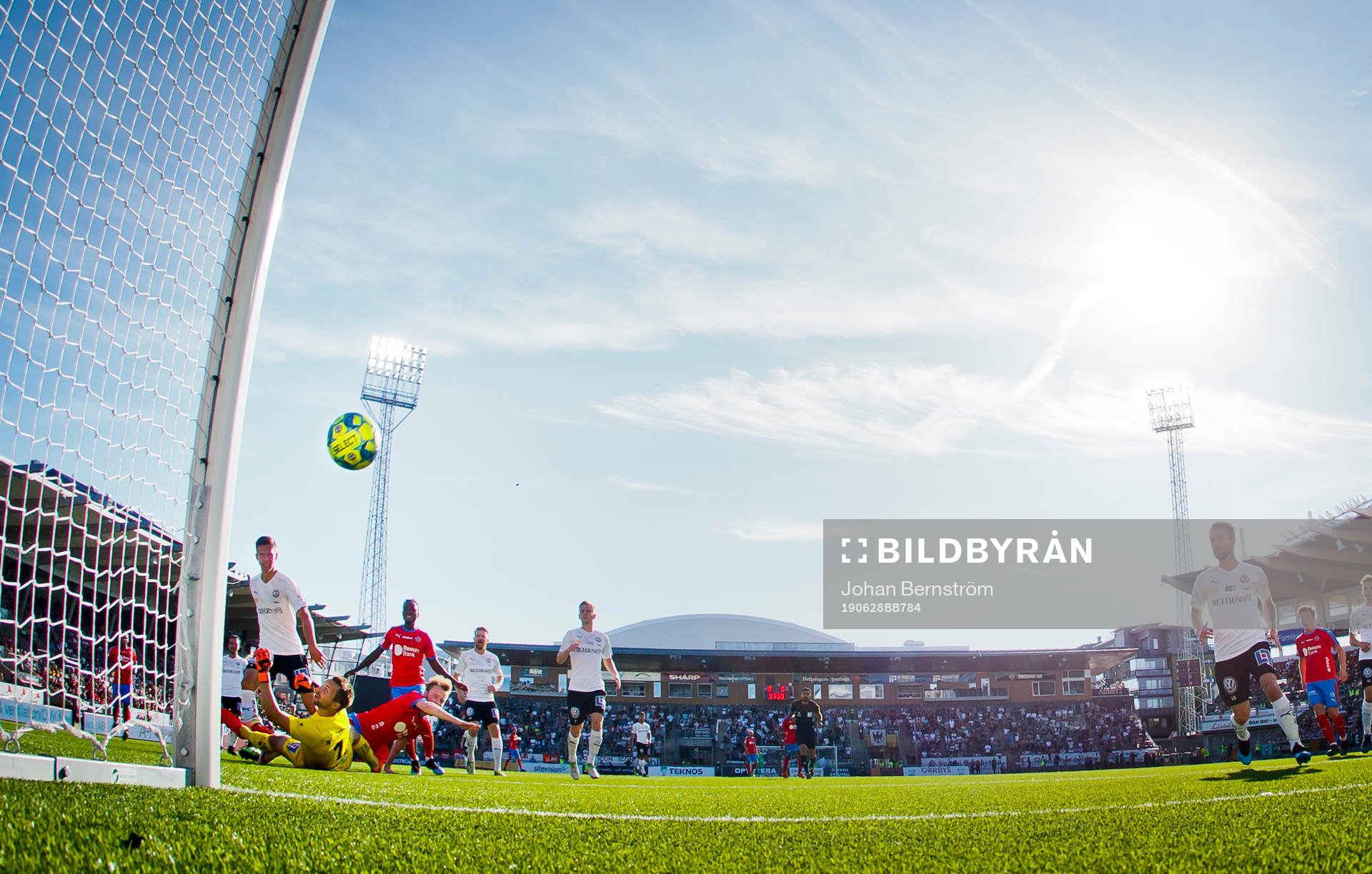 Helsingborgs Rasmus Jönsson gör 0-1 på Örebros målvakt