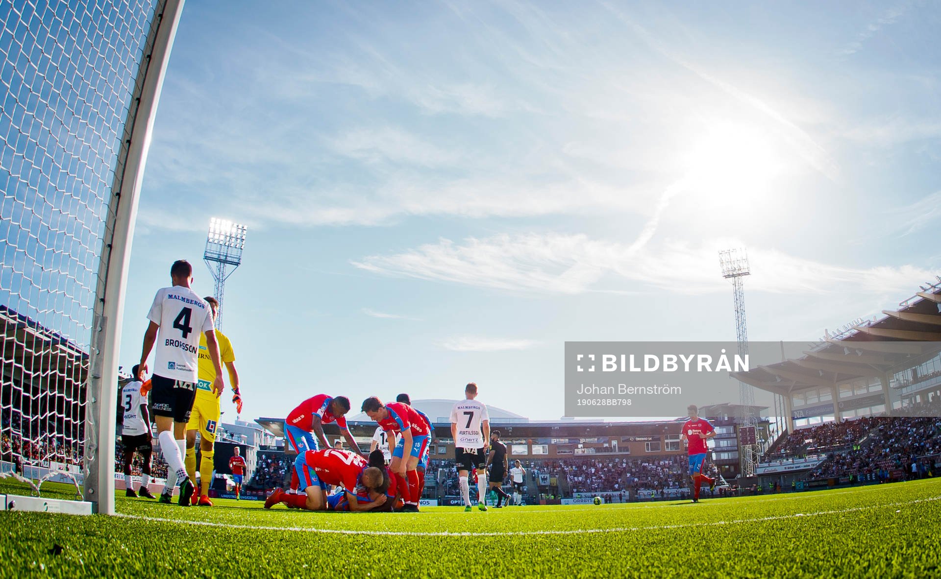 Helsingborgs Rasmus Jönsson gör 0-1 på Örebros målvakt