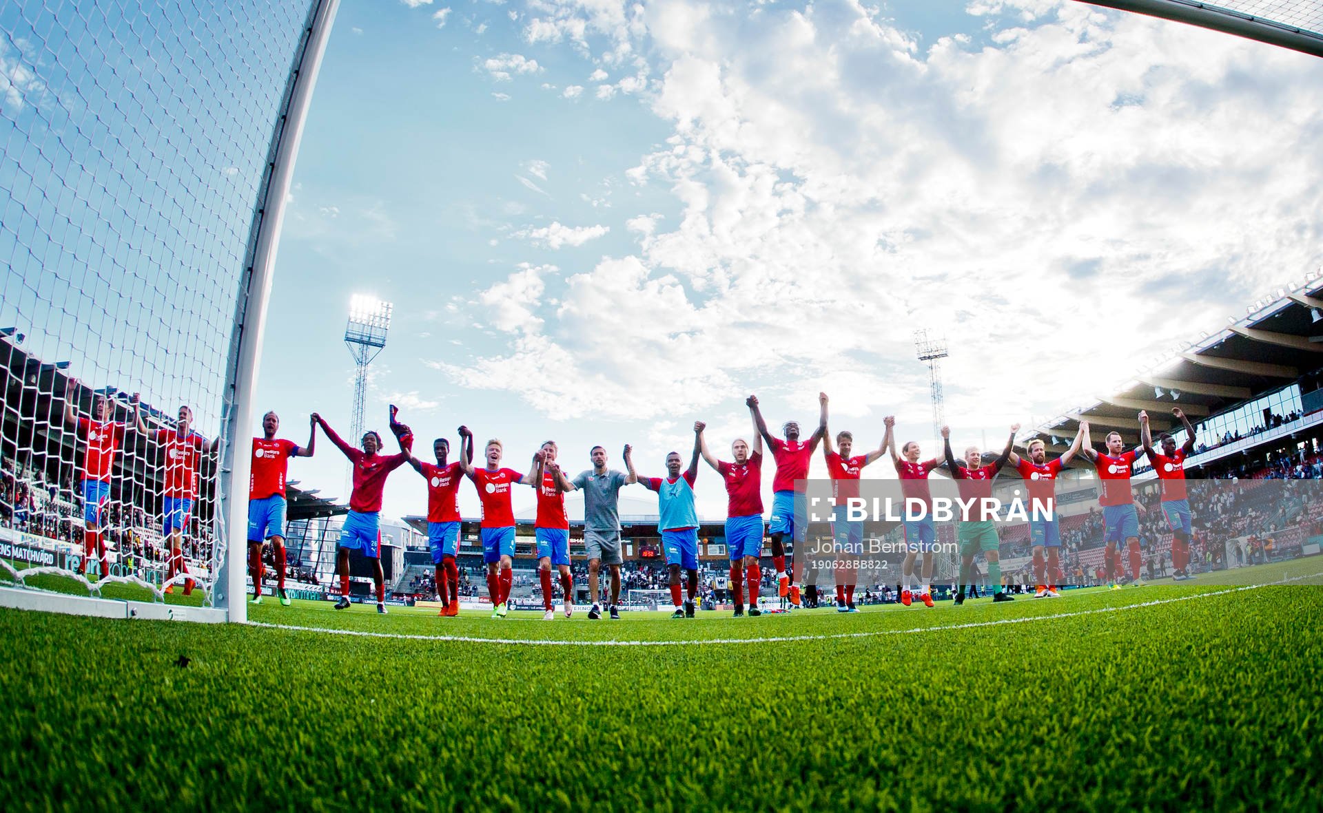 Helsingborgsspelarna jublar framför fansen efter fotbollsmatchen i Allsvenskan mellan Örebro och Helsingborg den 28 juni 2019 i Örebro.