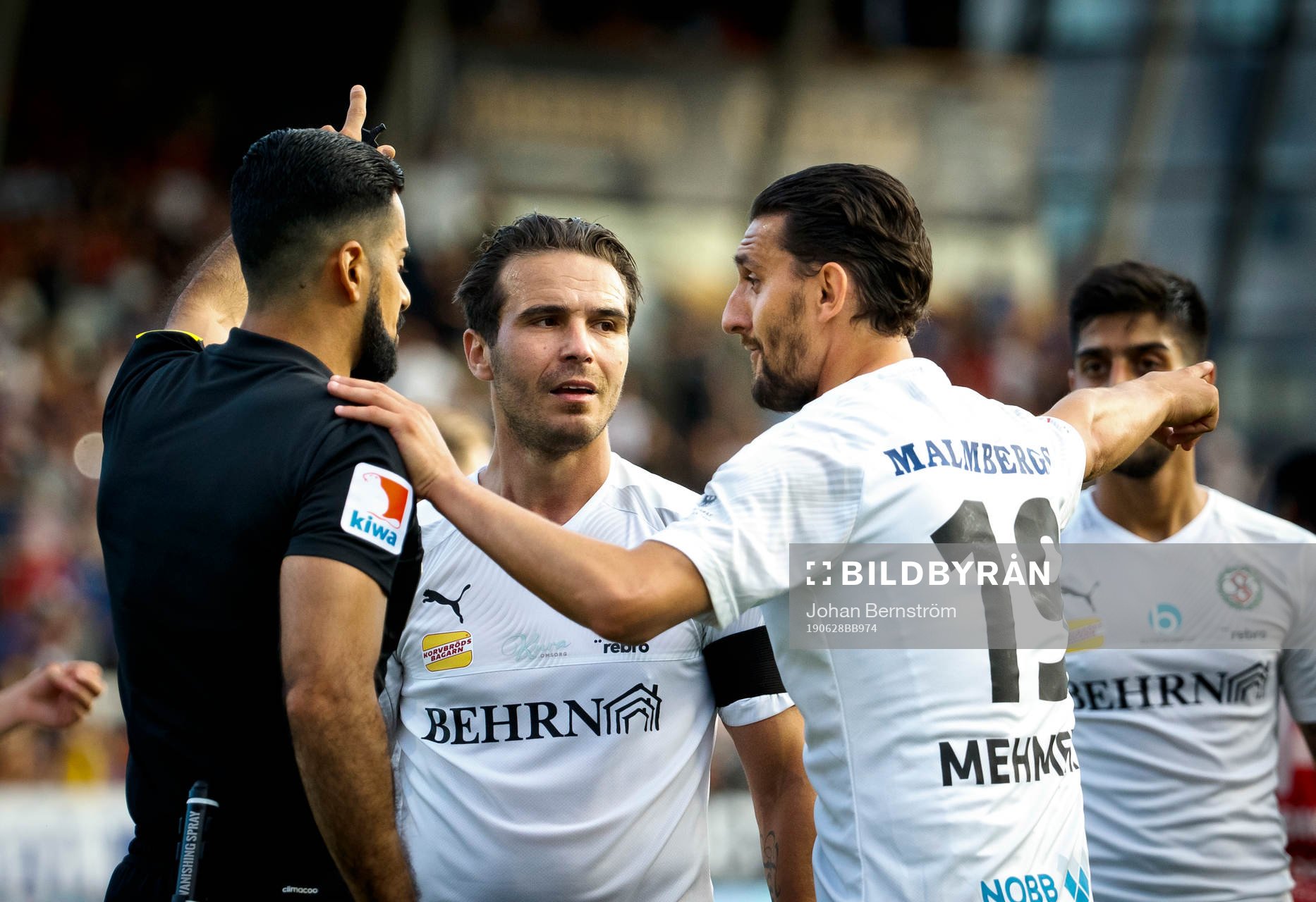 Örebros Agon Mehmeti och Nordin Gerzic vädjar hos domaren