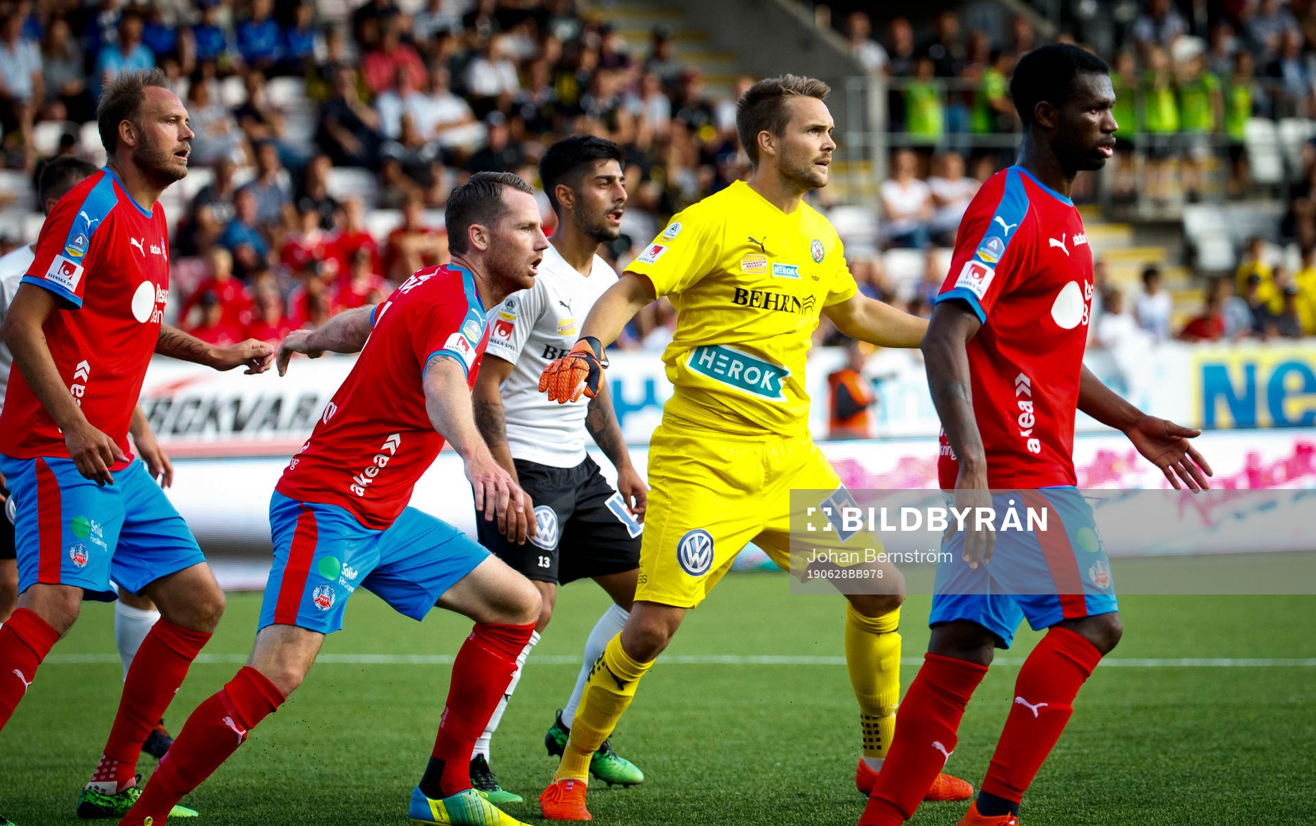 Örebros målvakt Oscar Jansson i Helsingborgs målområde