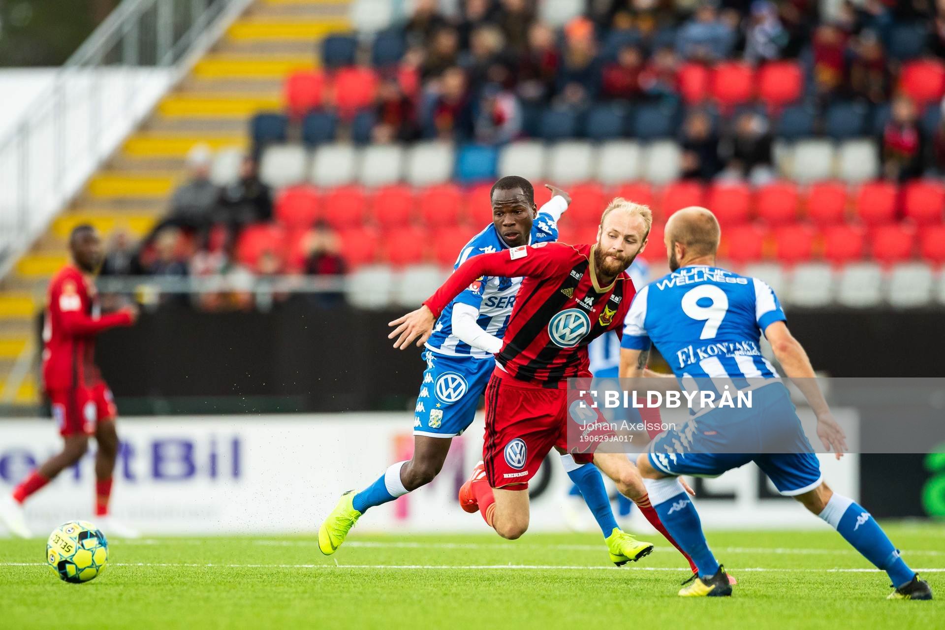 Östersunds Curtis Edwards och IFK Göteborgs Nzuzi Toko