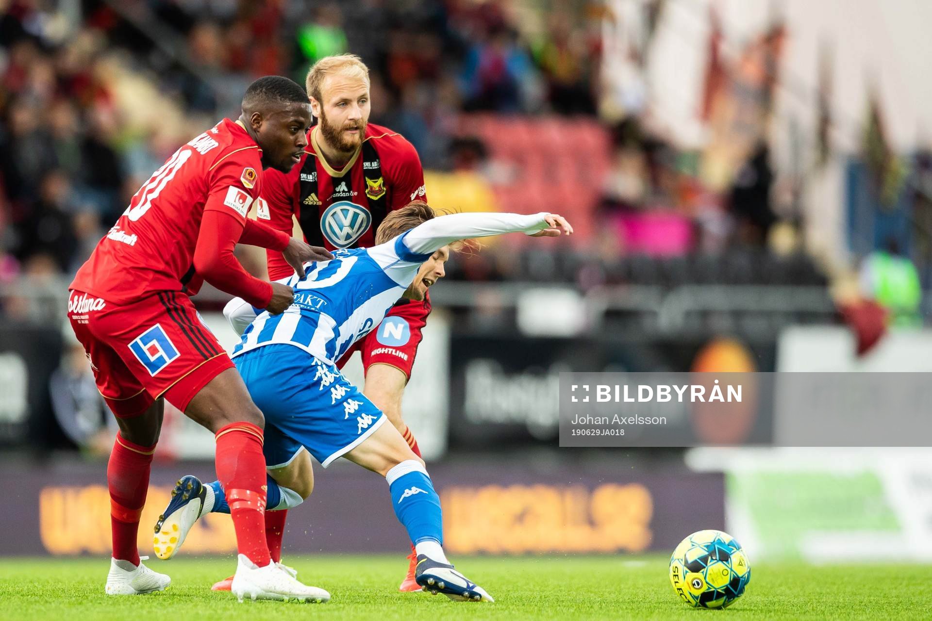 IFK Göteborgs Patrik Karlsson Lagemyr i kamp med Östersunds Isak Ssewankambo och Curtis Edwards under fotbollsmatchen i Allsvenskan mellan Östersund och IFK Göteborg den 29 Juni 2019 i Östersund.