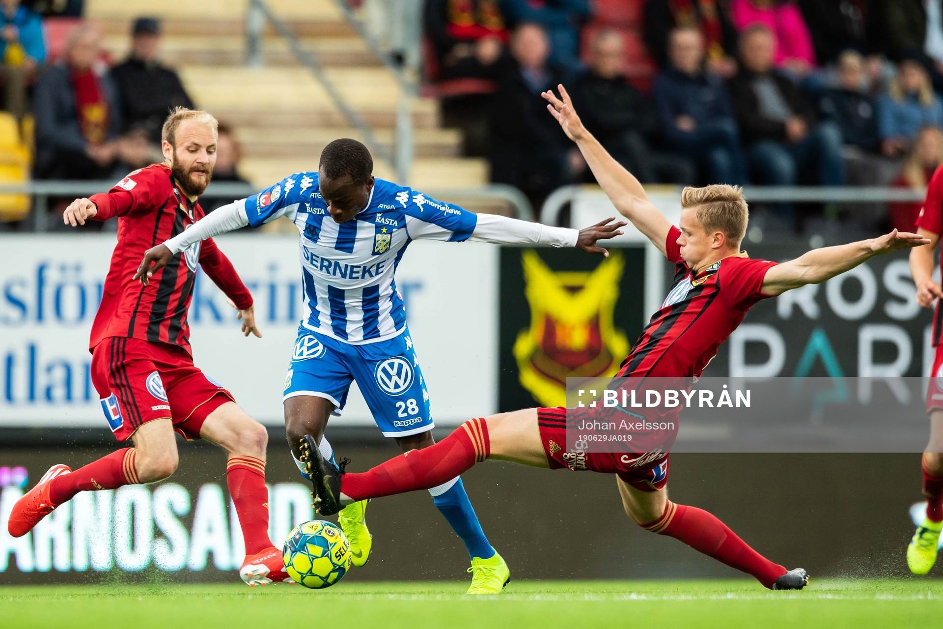 IFK Göteborgs Alhassan Yusuf Abdullahi i kamp med Östersunds Curtis Edwards och Eirik Haugan under fotbollsmatchen i Allsvenskan mellan Östersund och IFK Göteborg den 29 Juni 2019 i Östersund.