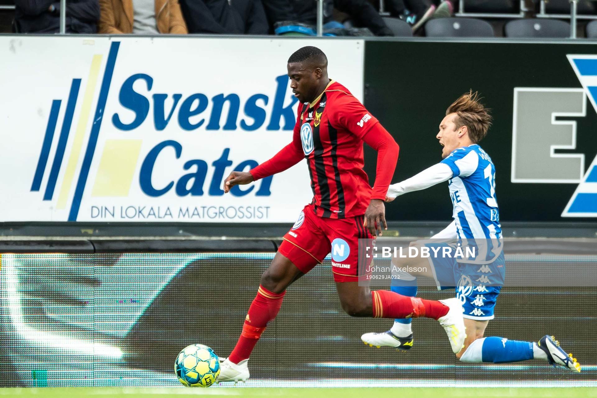 Östersunds Isak Ssewankambo i kamp med IFK Göteborgs Patrik Karlsson Lagemyr som efter denna situation blev skadad och utbytt under fotbollsmatchen i Allsvenskan mellan Östersund och IFK Göteborg den 29 Juni 2019 i Östersund.