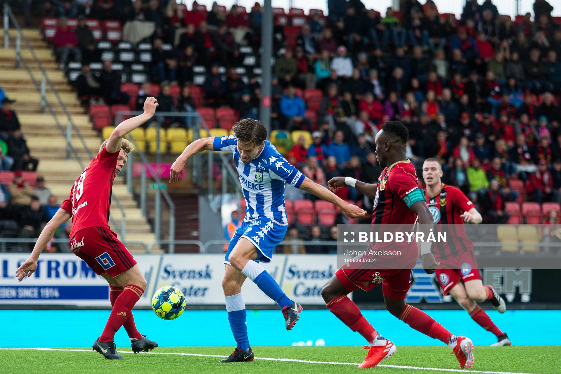 IFK Göteborgs Patrik Karlsson Lagemyr i kamp med Östersunds Eirik Haugann och Sam Mensiro under fotbollsmatchen i Allsvenskan mellan Östersund och IFK Göteborg den 29 Juni 2019 i Östersund.