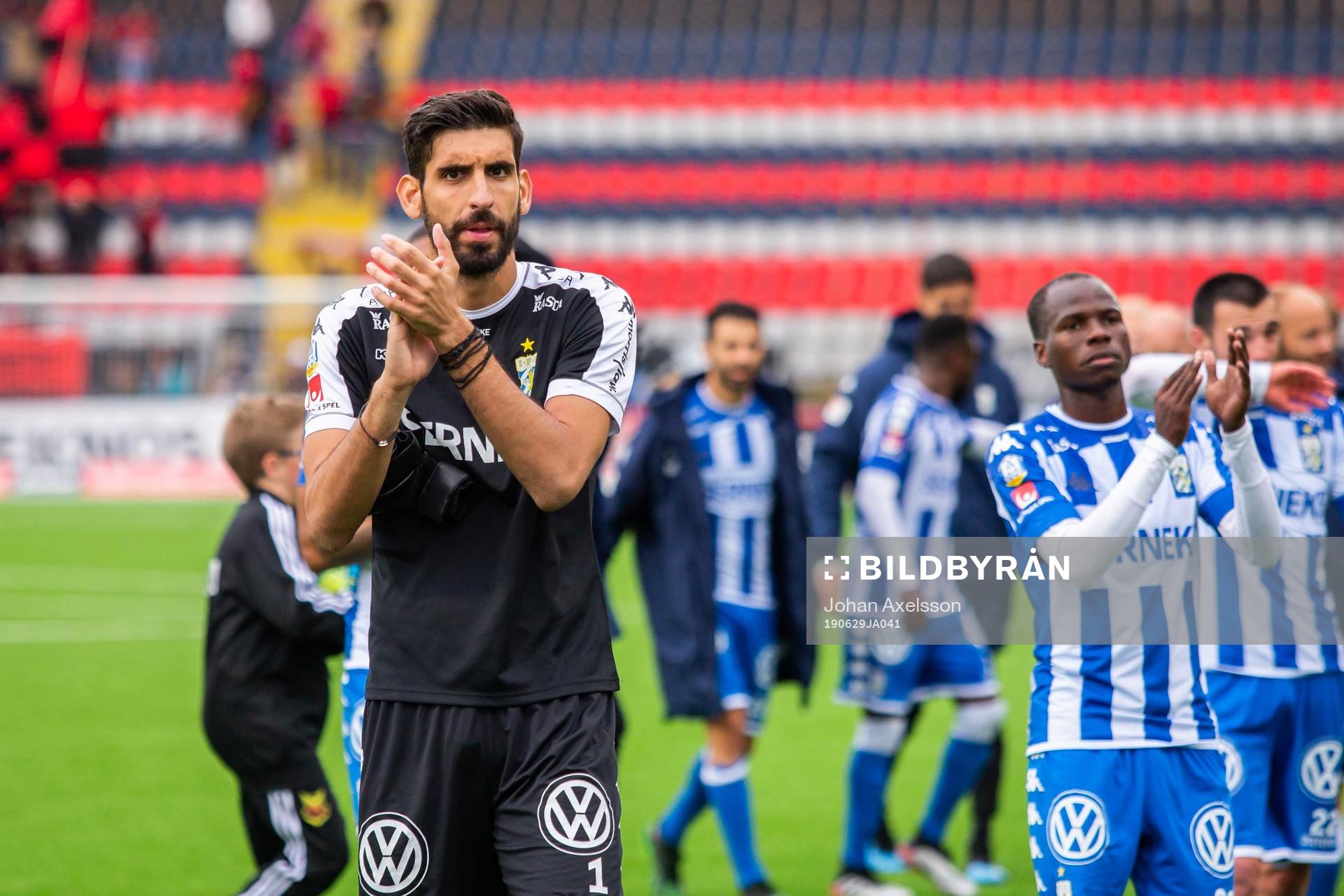 IFK Göteborgs målvakt Ioannis Anestis tackar publiken