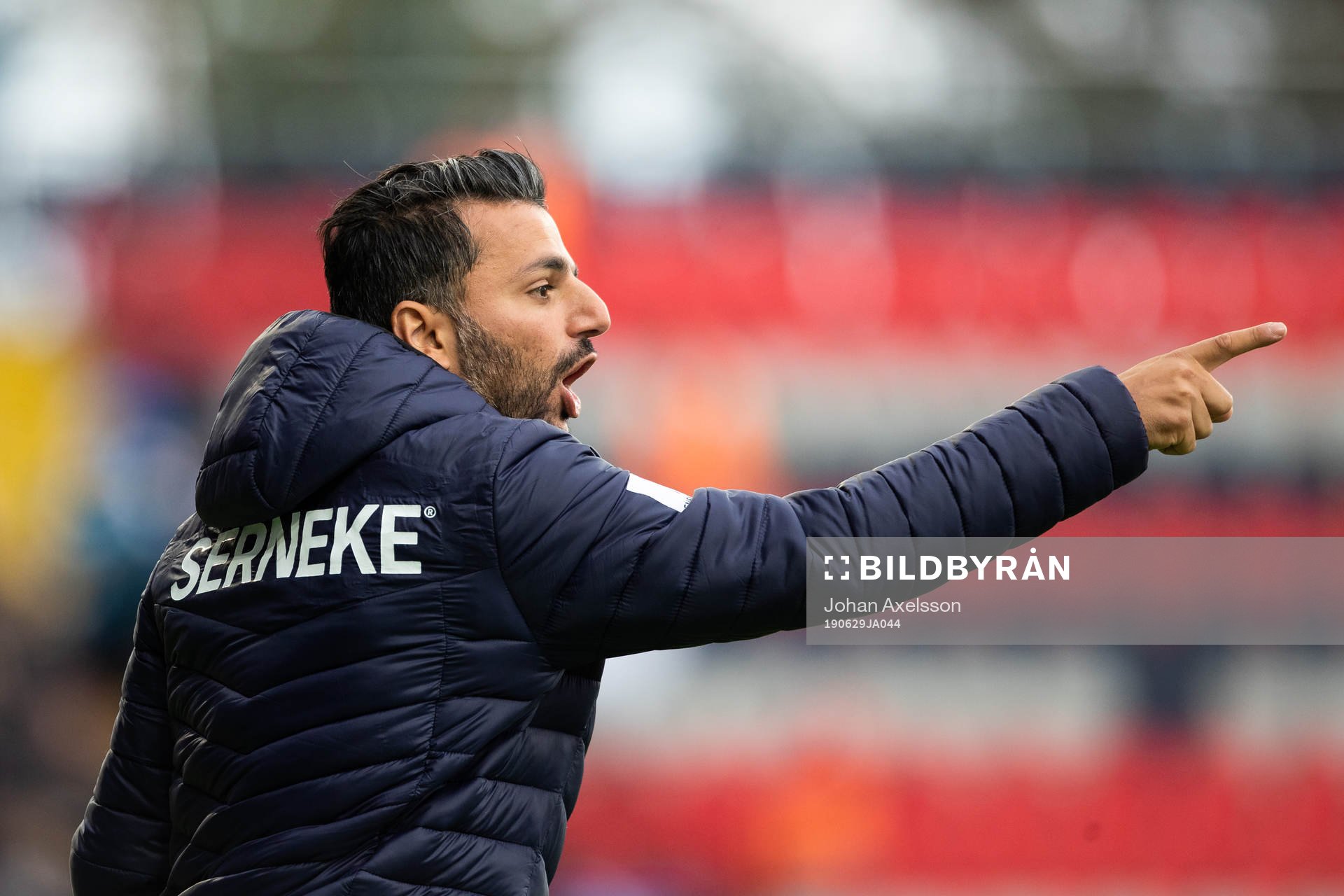 IFK Göteborgs tränare Poya Asbaghi reagerar