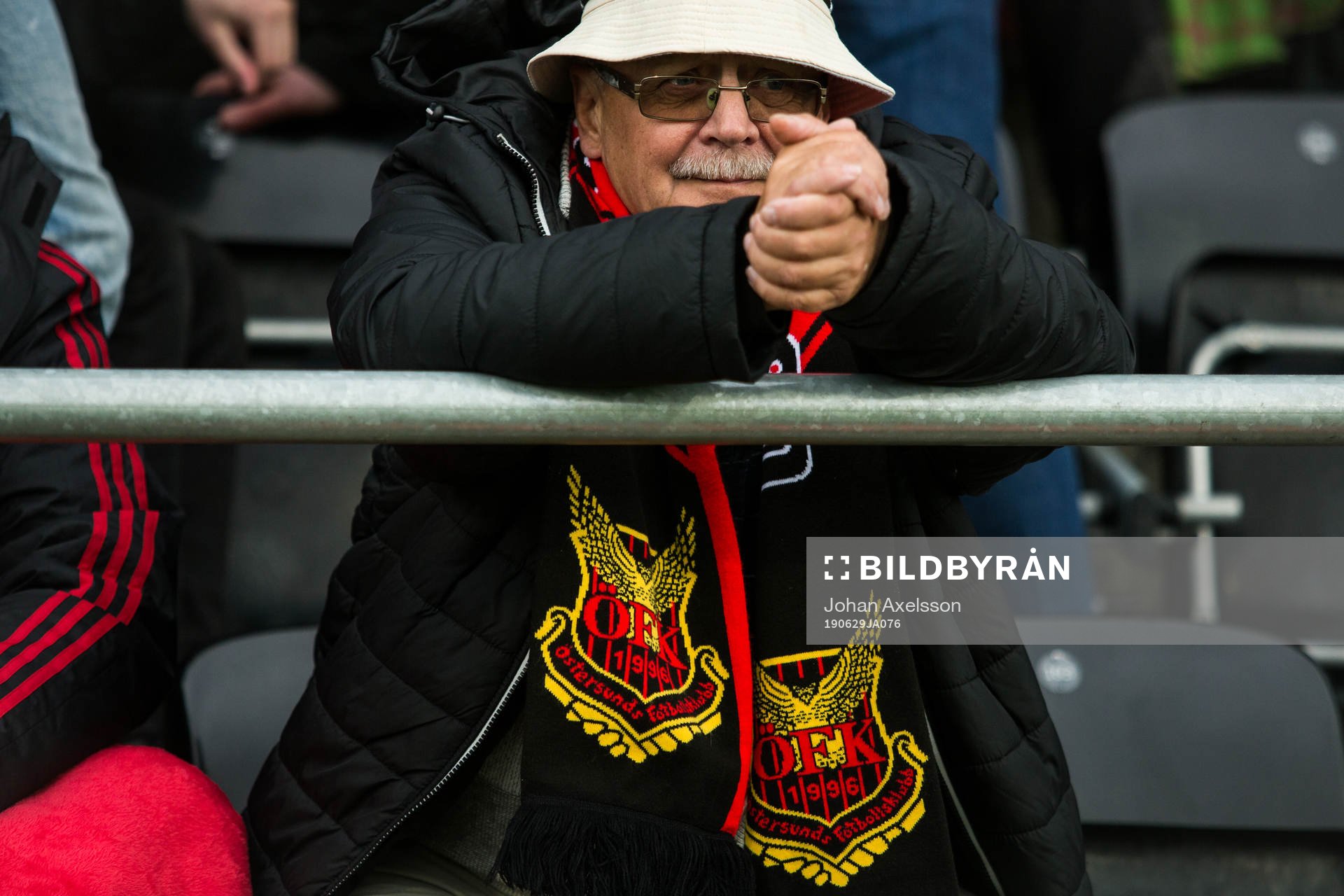Ett Östersunds fans med halsduk