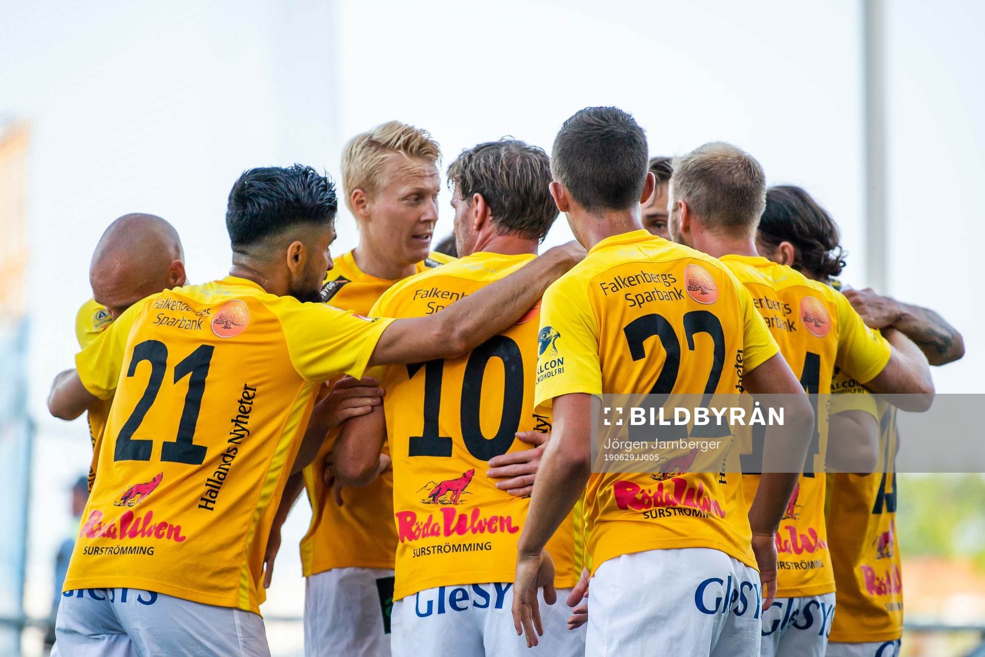 Falkenbergs Robin Östlind jublar med lagkamrater