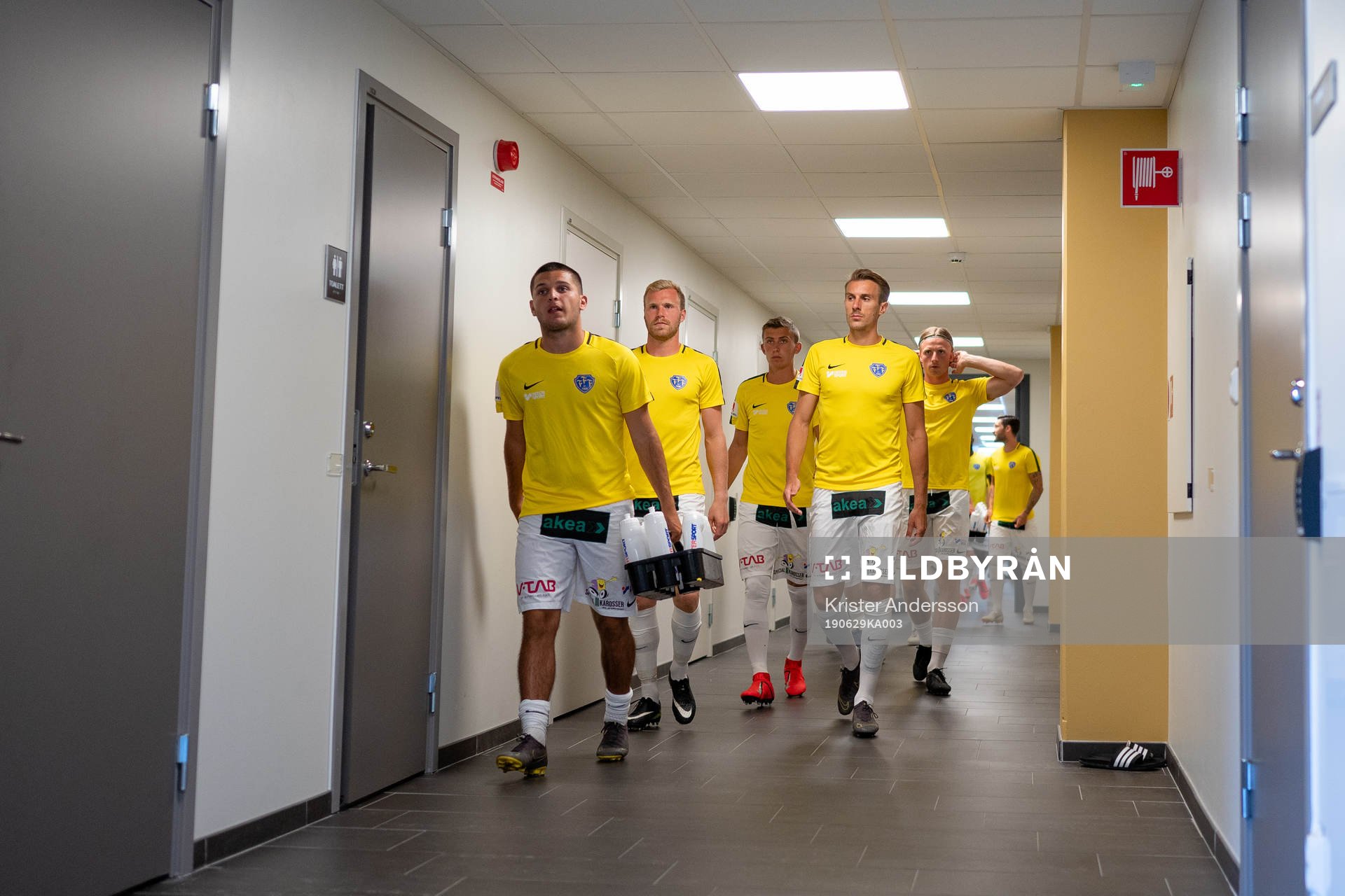 Falkenbergs spelare på väg in före fotbollsmatchen i