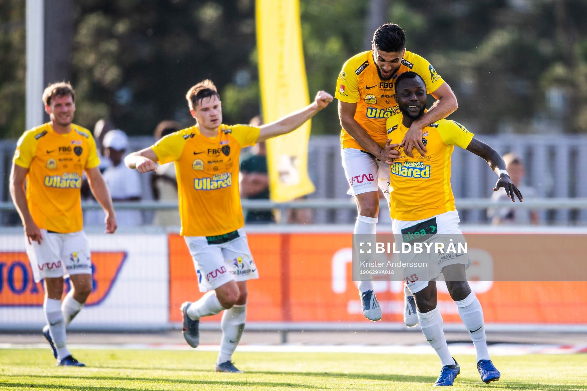 Falkenbergs John Chibuike jublar med lagkamrater efter 2-1 under fotbollsmatchen i Allsvenskan mellan Falkenberg och Elfsborg den 29 juni 2019 i Falkenberg.